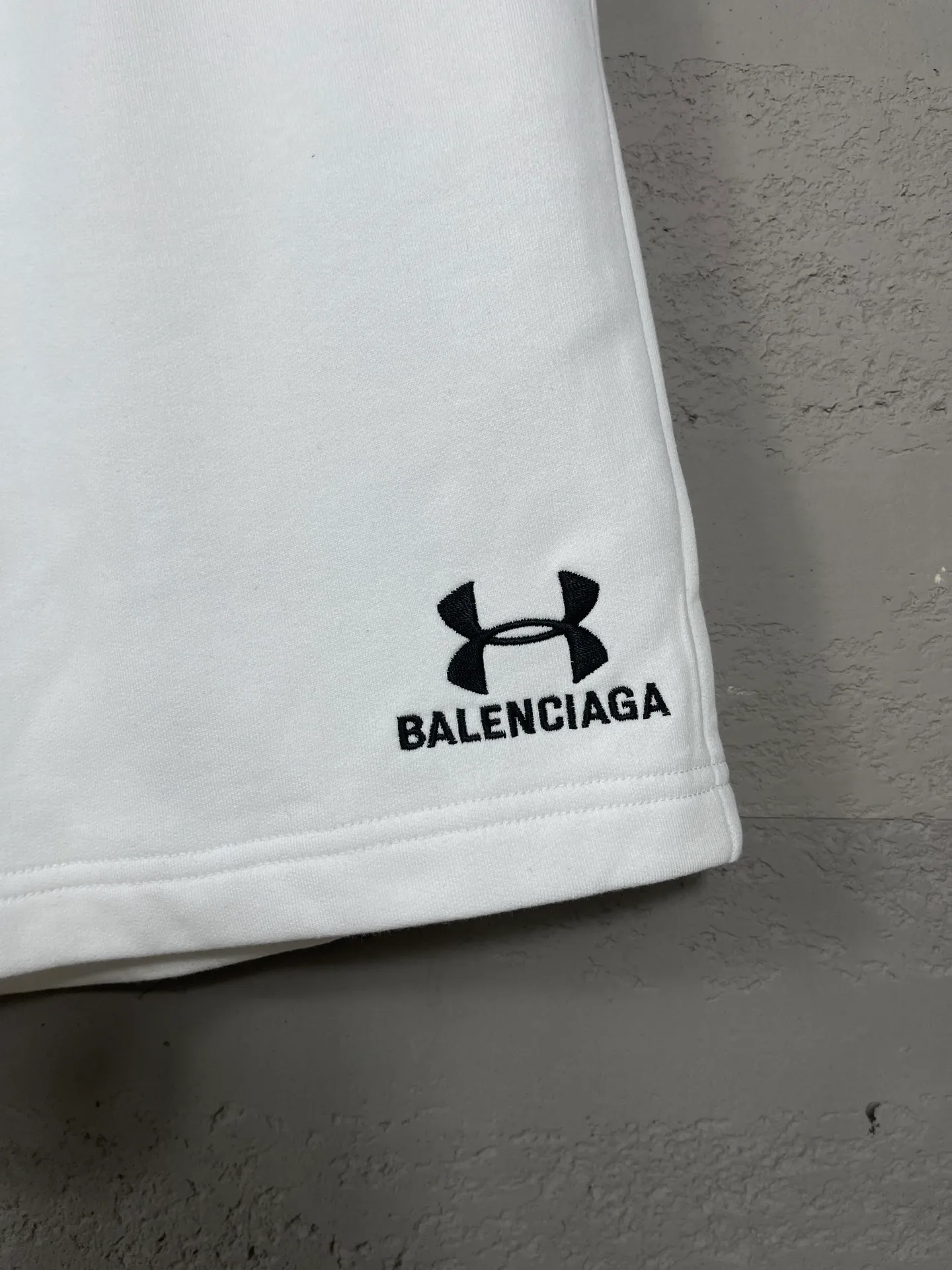 🅿️210 real photos [Top version. Official website quality] BALENCI*GA/Paris. 2025 new model. New embroidered shorts co-branded by Under Armor in Paris. Synchronized with brick cabinets. Developed as genuine products at the first time, please print and compare! The fabric is made of Paris ZP custom-woven and dyed 100% cotton terry sweatshirt. The weight is 460 grams. The cloth surface is clean. The cloth pattern is clear and the hand feels soft and comfortable. The embroidery uses an imported Tajima embroidery machine. The letters are clear and the effect is three-dimensional. The version adopts a loose version. Same style for men and women. Code: BL257003 Color: black, white Size: XS S M L