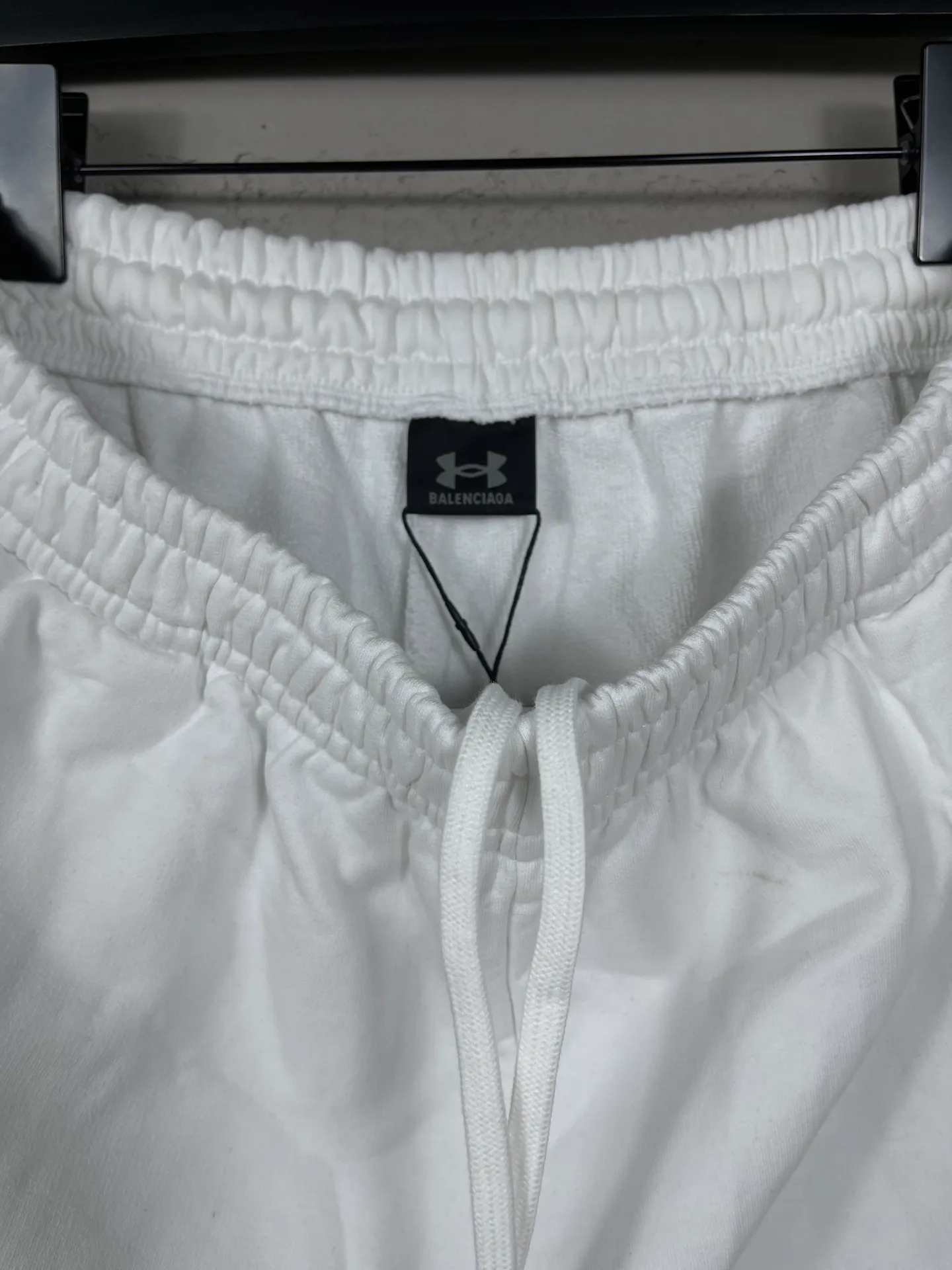 🅿️210 real photos [Top version. Official website quality] BALENCI*GA/Paris. 2025 new model. New embroidered shorts co-branded by Under Armor in Paris. Synchronized with brick cabinets. Developed as genuine products at the first time, please print and compare! The fabric is made of Paris ZP custom-woven and dyed 100% cotton terry sweatshirt. The weight is 460 grams. The cloth surface is clean. The cloth pattern is clear and the hand feels soft and comfortable. The embroidery uses an imported Tajima embroidery machine. The letters are clear and the effect is three-dimensional. The version adopts a loose version. Same style for men and women. Code: BL257003 Color: black, white Size: XS S M L