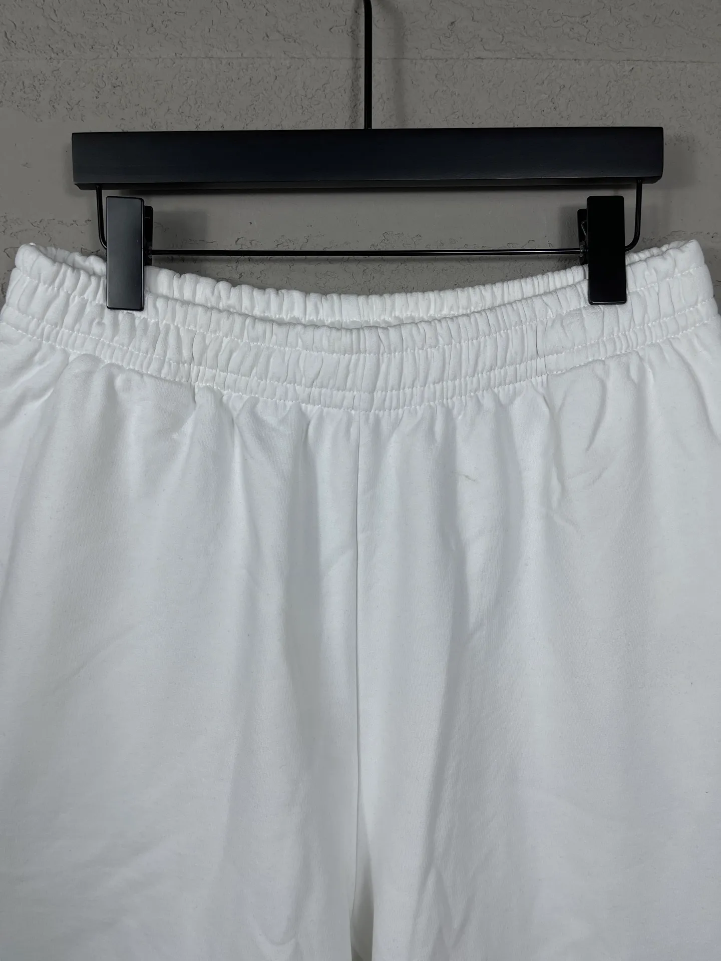 🅿️210 real photos [Top version. Official website quality] BALENCI*GA/Paris. 2025 new model. New embroidered shorts co-branded by Under Armor in Paris. Synchronized with brick cabinets. Developed as genuine products at the first time, please print and compare! The fabric is made of Paris ZP custom-woven and dyed 100% cotton terry sweatshirt. The weight is 460 grams. The cloth surface is clean. The cloth pattern is clear and the hand feels soft and comfortable. The embroidery uses an imported Tajima embroidery machine. The letters are clear and the effect is three-dimensional. The version adopts a loose version. Same style for men and women. Code: BL257003 Color: black, white Size: XS S M L