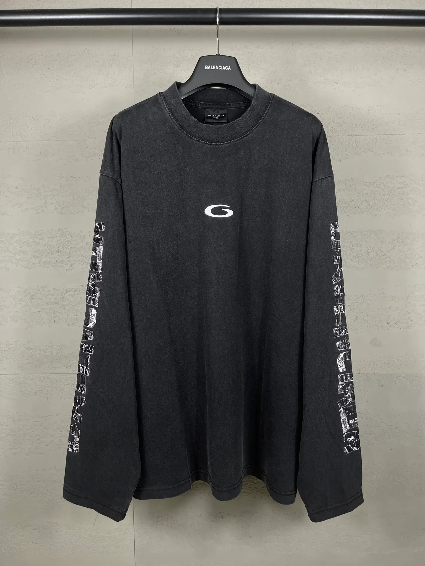 🅿️230 Detailed picture [Top version. Official website quality] BALENCI*GA/Paris.25ss latest model. Masking tape computer direct printing. LOGO embroidery on the chest, ready-to-wear washed and distressed long-sleeved T-shirt. Brick cabinet synchronization. The fabric is made of Paris ZP custom-woven and dyed 100% cotton double yarn compact cotton. The weight is 260 grams, the cloth surface is clean. The cloth pattern is clear, soft and comfortable, and the thread is dyed with no color difference. The classic pattern is printed using computer direct printing. The front chest is embroidered using a computerized embroidery machine. The letters are clear and the effect is three-dimensional. Restored brick cabinets. Ready-made clothes washed and aged. Produced by ultra-heavy craftsmanship, the market currency is very different, welcome to compare. The version adopts OS loose shoulder design. The same style for men and women. Code: BL255093 Color: Washed Black Size: XS S M L
