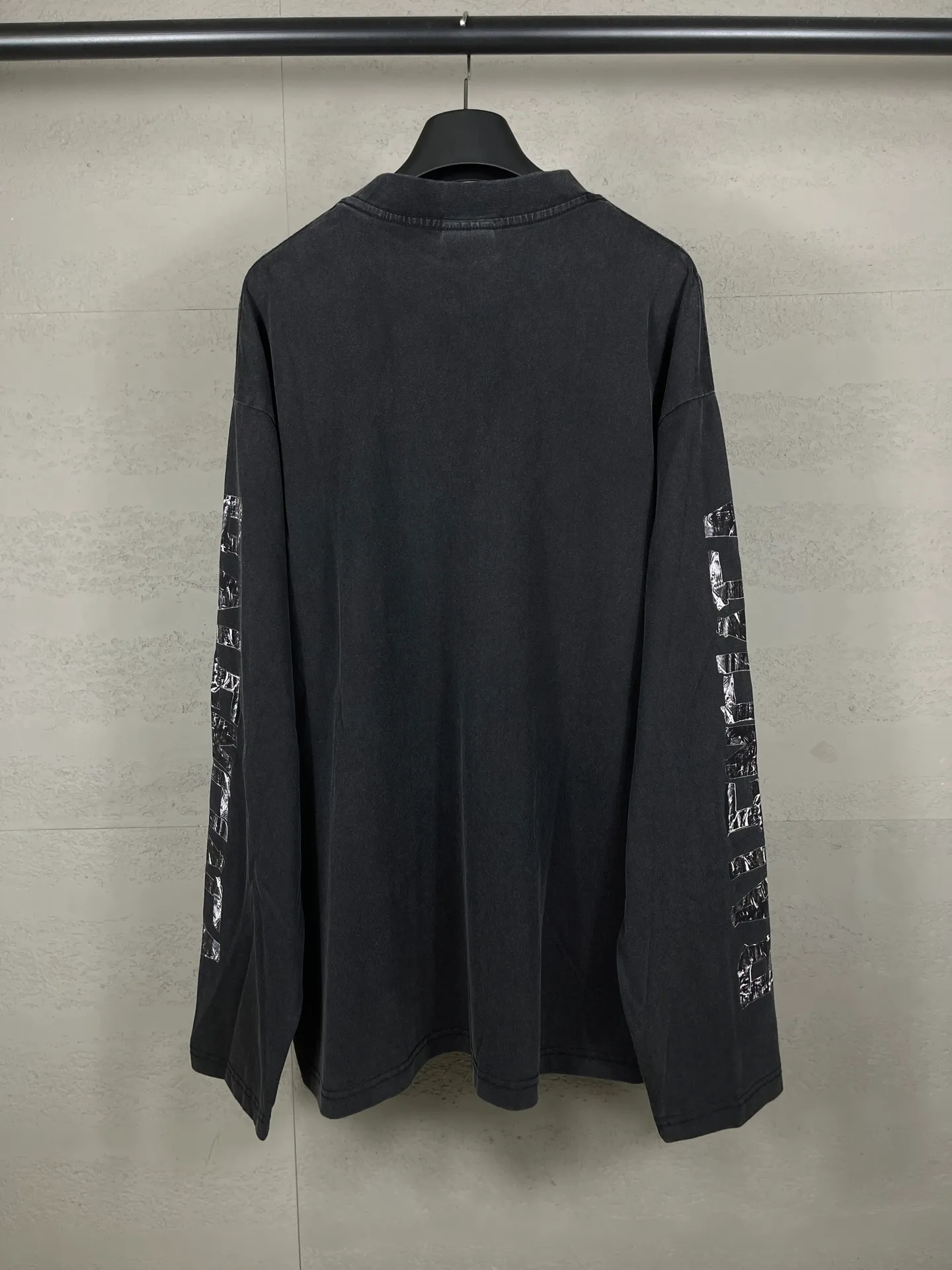 🅿️230 Detailed picture [Top version. Official website quality] BALENCI*GA/Paris.25ss latest model. Masking tape computer direct printing. LOGO embroidery on the chest, ready-to-wear washed and distressed long-sleeved T-shirt. Brick cabinet synchronization. The fabric is made of Paris ZP custom-woven and dyed 100% cotton double yarn compact cotton. The weight is 260 grams, the cloth surface is clean. The cloth pattern is clear, soft and comfortable, and the thread is dyed with no color difference. The classic pattern is printed using computer direct printing. The front chest is embroidered using a computerized embroidery machine. The letters are clear and the effect is three-dimensional. Restored brick cabinets. Ready-made clothes washed and aged. Produced by ultra-heavy craftsmanship, the market currency is very different, welcome to compare. The version adopts OS loose shoulder design. The same style for men and women. Code: BL255093 Color: Washed Black Size: XS S M L