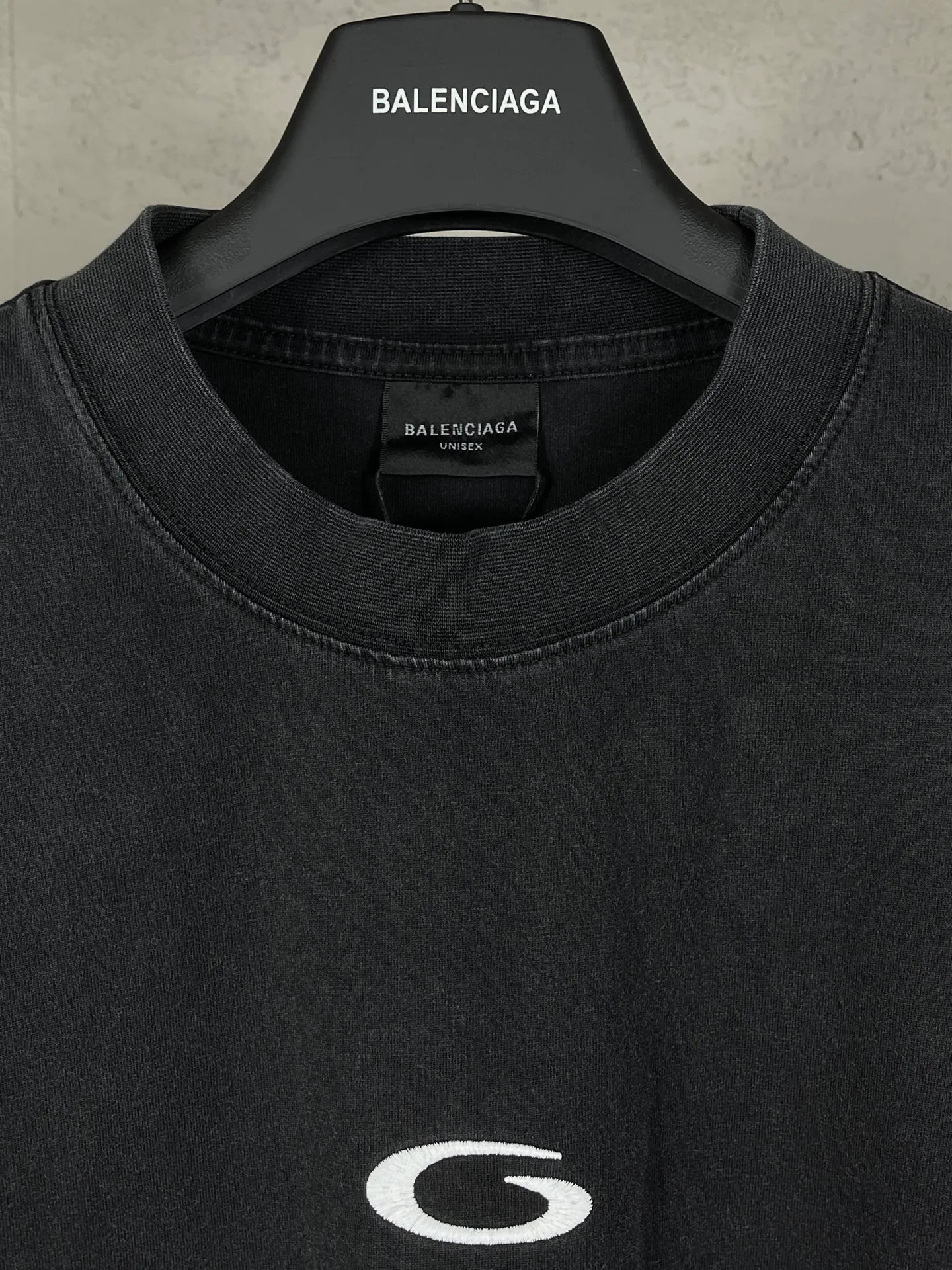 🅿️230 Detailed picture [Top version. Official website quality] BALENCI*GA/Paris.25ss latest model. Masking tape computer direct printing. LOGO embroidery on the chest, ready-to-wear washed and distressed long-sleeved T-shirt. Brick cabinet synchronization. The fabric is made of Paris ZP custom-woven and dyed 100% cotton double yarn compact cotton. The weight is 260 grams, the cloth surface is clean. The cloth pattern is clear, soft and comfortable, and the thread is dyed with no color difference. The classic pattern is printed using computer direct printing. The front chest is embroidered using a computerized embroidery machine. The letters are clear and the effect is three-dimensional. Restored brick cabinets. Ready-made clothes washed and aged. Produced by ultra-heavy craftsmanship, the market currency is very different, welcome to compare. The version adopts OS loose shoulder design. The same style for men and women. Code: BL255093 Color: Washed Black Size: XS S M L
