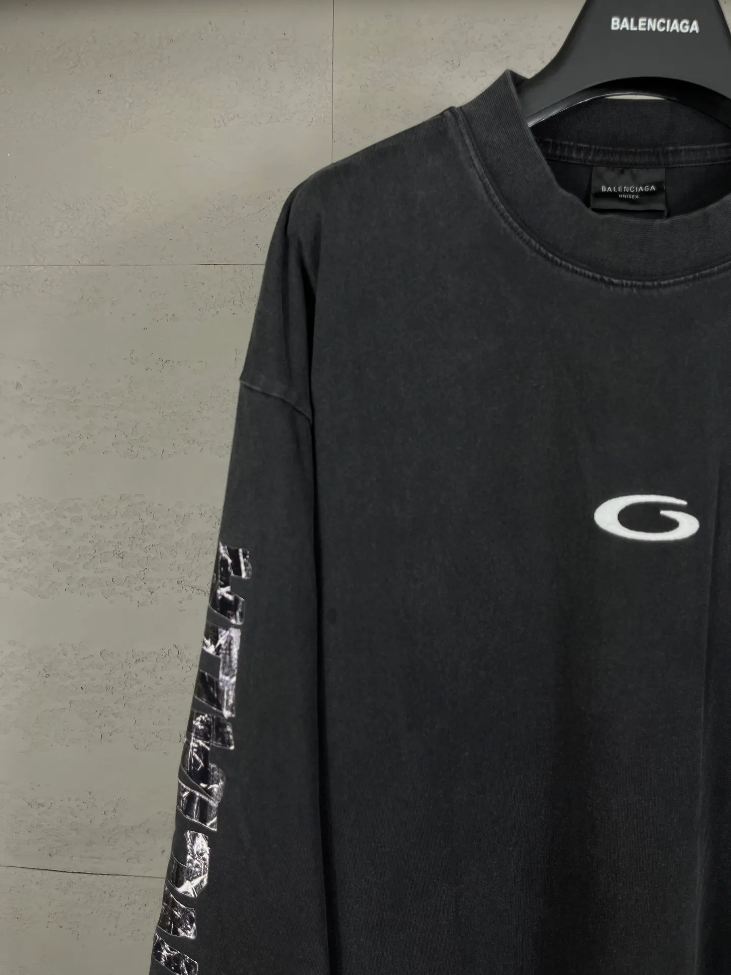 🅿️230 Detailed picture [Top version. Official website quality] BALENCI*GA/Paris.25ss latest model. Masking tape computer direct printing. LOGO embroidery on the chest, ready-to-wear washed and distressed long-sleeved T-shirt. Brick cabinet synchronization. The fabric is made of Paris ZP custom-woven and dyed 100% cotton double yarn compact cotton. The weight is 260 grams, the cloth surface is clean. The cloth pattern is clear, soft and comfortable, and the thread is dyed with no color difference. The classic pattern is printed using computer direct printing. The front chest is embroidered using a computerized embroidery machine. The letters are clear and the effect is three-dimensional. Restored brick cabinets. Ready-made clothes washed and aged. Produced by ultra-heavy craftsmanship, the market currency is very different, welcome to compare. The version adopts OS loose shoulder design. The same style for men and women. Code: BL255093 Color: Washed Black Size: XS S M L