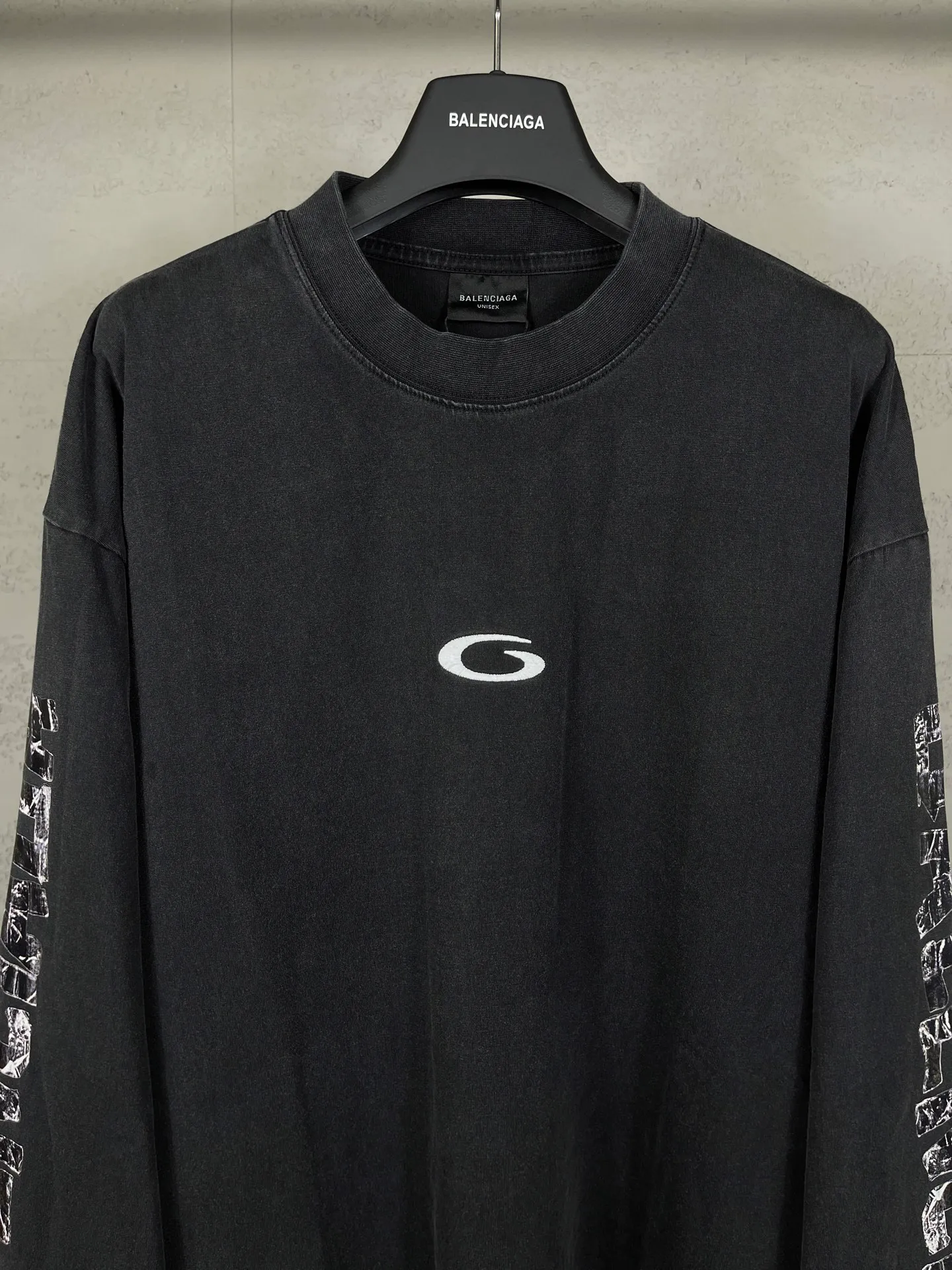 🅿️230 Detailed picture [Top version. Official website quality] BALENCI*GA/Paris.25ss latest model. Masking tape computer direct printing. LOGO embroidery on the chest, ready-to-wear washed and distressed long-sleeved T-shirt. Brick cabinet synchronization. The fabric is made of Paris ZP custom-woven and dyed 100% cotton double yarn compact cotton. The weight is 260 grams, the cloth surface is clean. The cloth pattern is clear, soft and comfortable, and the thread is dyed with no color difference. The classic pattern is printed using computer direct printing. The front chest is embroidered using a computerized embroidery machine. The letters are clear and the effect is three-dimensional. Restored brick cabinets. Ready-made clothes washed and aged. Produced by ultra-heavy craftsmanship, the market currency is very different, welcome to compare. The version adopts OS loose shoulder design. The same style for men and women. Code: BL255093 Color: Washed Black Size: XS S M L