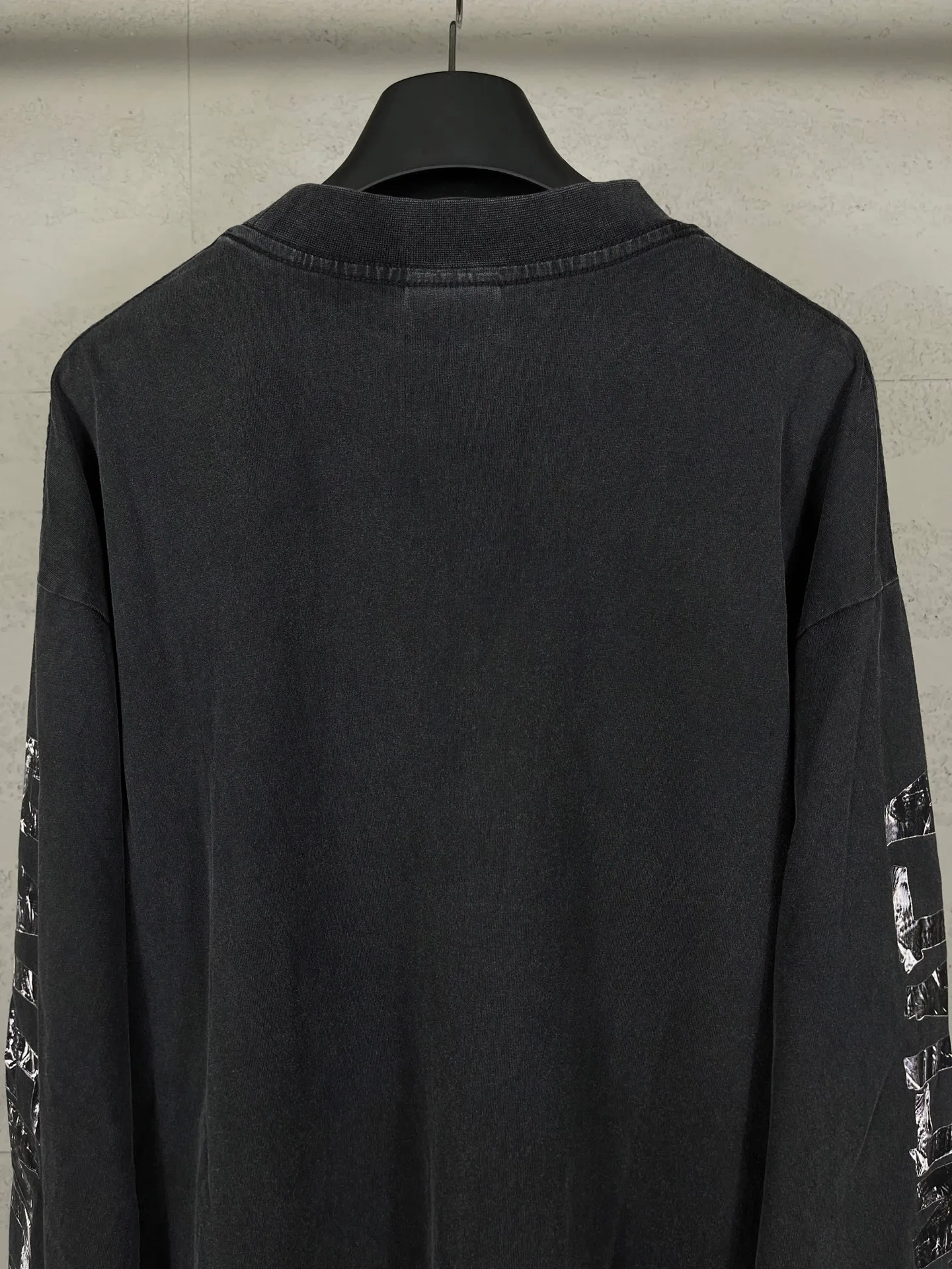🅿️230 Detailed picture [Top version. Official website quality] BALENCI*GA/Paris.25ss latest model. Masking tape computer direct printing. LOGO embroidery on the chest, ready-to-wear washed and distressed long-sleeved T-shirt. Brick cabinet synchronization. The fabric is made of Paris ZP custom-woven and dyed 100% cotton double yarn compact cotton. The weight is 260 grams, the cloth surface is clean. The cloth pattern is clear, soft and comfortable, and the thread is dyed with no color difference. The classic pattern is printed using computer direct printing. The front chest is embroidered using a computerized embroidery machine. The letters are clear and the effect is three-dimensional. Restored brick cabinets. Ready-made clothes washed and aged. Produced by ultra-heavy craftsmanship, the market currency is very different, welcome to compare. The version adopts OS loose shoulder design. The same style for men and women. Code: BL255093 Color: Washed Black Size: XS S M L