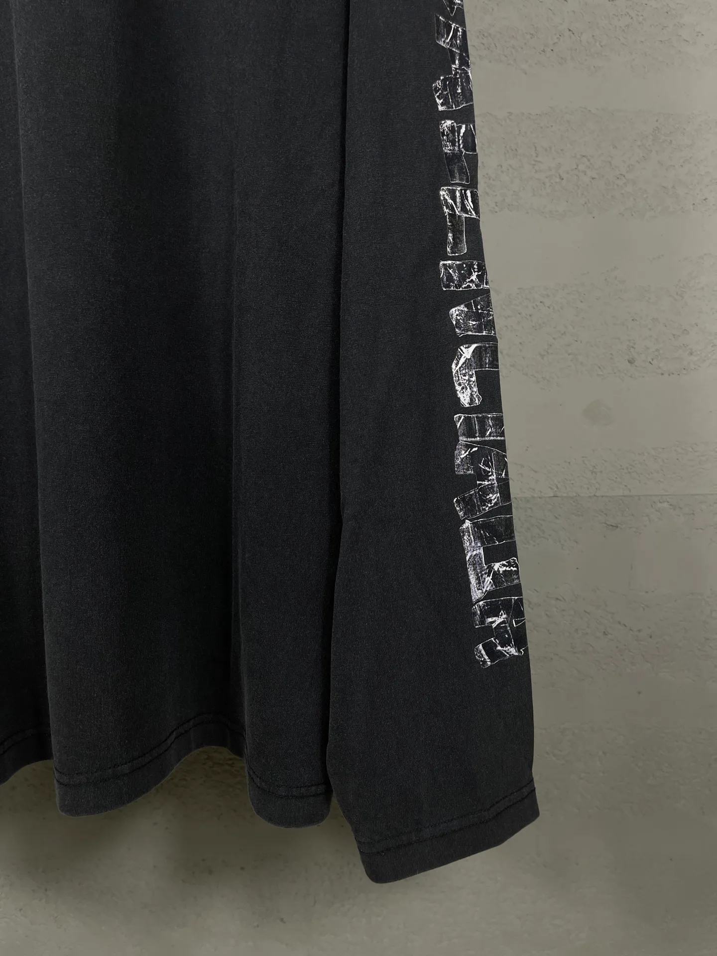 🅿️230 Detailed picture [Top version. Official website quality] BALENCI*GA/Paris.25ss latest model. Masking tape computer direct printing. LOGO embroidery on the chest, ready-to-wear washed and distressed long-sleeved T-shirt. Brick cabinet synchronization. The fabric is made of Paris ZP custom-woven and dyed 100% cotton double yarn compact cotton. The weight is 260 grams, the cloth surface is clean. The cloth pattern is clear, soft and comfortable, and the thread is dyed with no color difference. The classic pattern is printed using computer direct printing. The front chest is embroidered using a computerized embroidery machine. The letters are clear and the effect is three-dimensional. Restored brick cabinets. Ready-made clothes washed and aged. Produced by ultra-heavy craftsmanship, the market currency is very different, welcome to compare. The version adopts OS loose shoulder design. The same style for men and women. Code: BL255093 Color: Washed Black Size: XS S M L