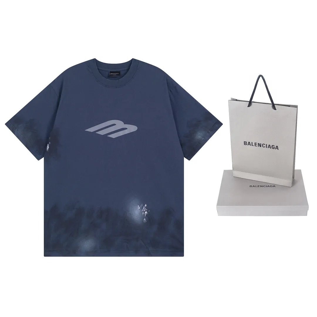 🅿️200 real photos [Top version. Official website quality] BALENCI*GA/Paris. 2024 latest front 3B mud hand-painted washed and distressed short-sleeved T-shirt. Brick cabinet synchronization. ⚠️Difference market currency. YB development. Worn. Hand-painted consistent with ZP. The fabric is made of Paris ZP custom-woven and dyed 100% cotton double yarn compact cotton. The weight is 260 grams, the cloth surface is clean. The cloth pattern is clear, soft and comfortable. The threads are dyed with no color difference. Ready-made garments are hand-painted, spray-painted, worn, distressed, and extra heavy-duty. Comparisons welcome. The version adopts OS loose shoulder design. Same style for men and women. Code: BL223388 Color: black, blue Size: XS. S. M. L