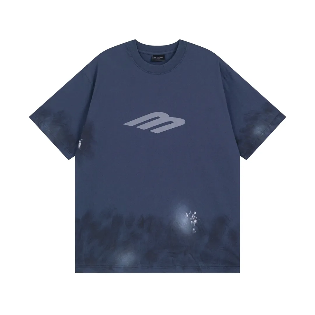 🅿️200 real photos [Top version. Official website quality] BALENCI*GA/Paris. 2024 latest front 3B mud hand-painted washed and distressed short-sleeved T-shirt. Brick cabinet synchronization. ⚠️Difference market currency. YB development. Worn. Hand-painted consistent with ZP. The fabric is made of Paris ZP custom-woven and dyed 100% cotton double yarn compact cotton. The weight is 260 grams, the cloth surface is clean. The cloth pattern is clear, soft and comfortable. The threads are dyed with no color difference. Ready-made garments are hand-painted, spray-painted, worn, distressed, and extra heavy-duty. Comparisons welcome. The version adopts OS loose shoulder design. Same style for men and women. Code: BL223388 Color: black, blue Size: XS. S. M. L