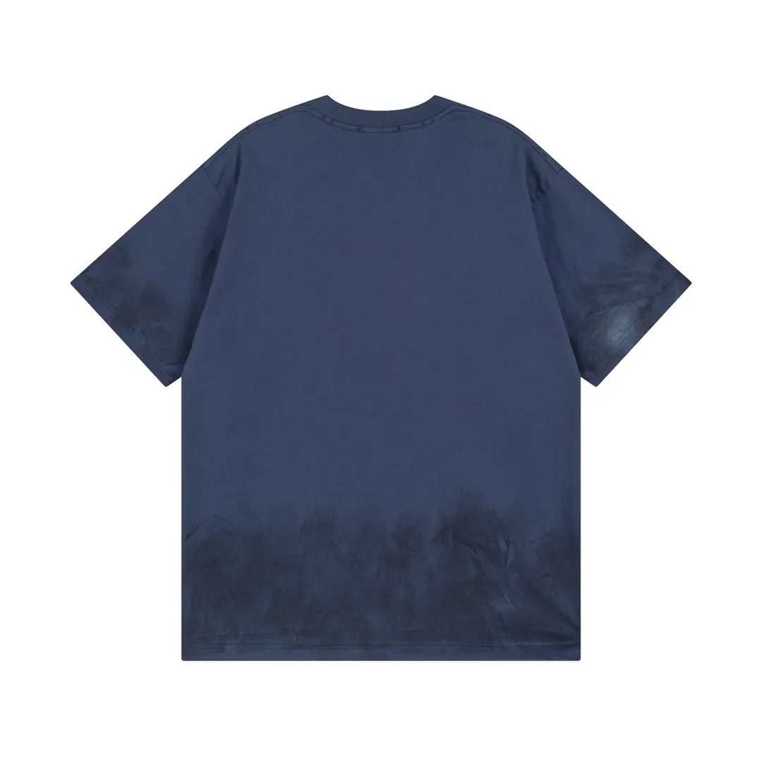 🅿️200 real photos [Top version. Official website quality] BALENCI*GA/Paris. 2024 latest front 3B mud hand-painted washed and distressed short-sleeved T-shirt. Brick cabinet synchronization. ⚠️Difference market currency. YB development. Worn. Hand-painted consistent with ZP. The fabric is made of Paris ZP custom-woven and dyed 100% cotton double yarn compact cotton. The weight is 260 grams, the cloth surface is clean. The cloth pattern is clear, soft and comfortable. The threads are dyed with no color difference. Ready-made garments are hand-painted, spray-painted, worn, distressed, and extra heavy-duty. Comparisons welcome. The version adopts OS loose shoulder design. Same style for men and women. Code: BL223388 Color: black, blue Size: XS. S. M. L