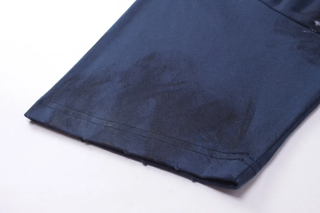 🅿️200 real photos [Top version. Official website quality] BALENCI*GA/Paris. 2024 latest front 3B mud hand-painted washed and distressed short-sleeved T-shirt. Brick cabinet synchronization. ⚠️Difference market currency. YB development. Worn. Hand-painted consistent with ZP. The fabric is made of Paris ZP custom-woven and dyed 100% cotton double yarn compact cotton. The weight is 260 grams, the cloth surface is clean. The cloth pattern is clear, soft and comfortable. The threads are dyed with no color difference. Ready-made garments are hand-painted, spray-painted, worn, distressed, and extra heavy-duty. Comparisons welcome. The version adopts OS loose shoulder design. Same style for men and women. Code: BL223388 Color: black, blue Size: XS. S. M. L