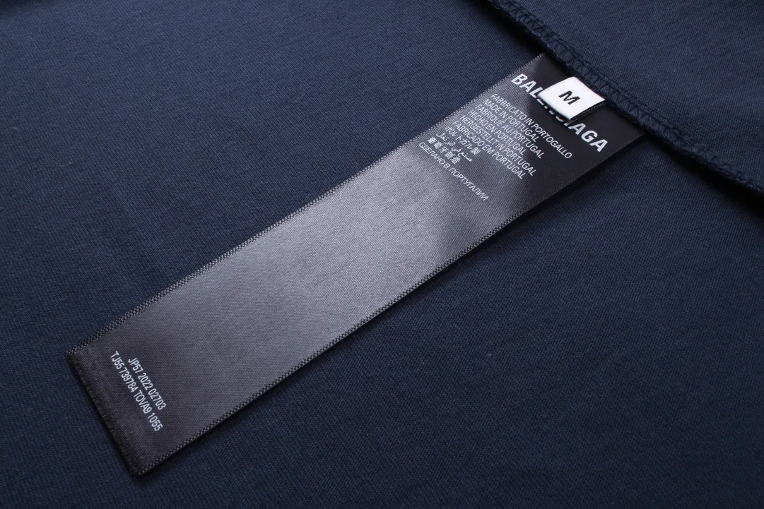 🅿️200 real photos [Top version. Official website quality] BALENCI*GA/Paris. 2024 latest front 3B mud hand-painted washed and distressed short-sleeved T-shirt. Brick cabinet synchronization. ⚠️Difference market currency. YB development. Worn. Hand-painted consistent with ZP. The fabric is made of Paris ZP custom-woven and dyed 100% cotton double yarn compact cotton. The weight is 260 grams, the cloth surface is clean. The cloth pattern is clear, soft and comfortable. The threads are dyed with no color difference. Ready-made garments are hand-painted, spray-painted, worn, distressed, and extra heavy-duty. Comparisons welcome. The version adopts OS loose shoulder design. Same style for men and women. Code: BL223388 Color: black, blue Size: XS. S. M. L