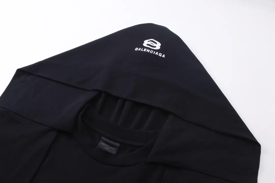 🅿️260 real photos [Top version. Official website quality] BALENCI*GA/Paris #2024 new style fake two-piece hooded embroidered short-sleeved T-shirt #2024 spring and summer brick cabinet synchronization. Welcome to compare. Hooded and sleeved. Super fashionable. The fabric is made of Paris ZP custom-woven and dyed cotton double yarn. The weight is 260 grams. The cloth surface is clean. The cloth pattern is clear, soft and comfortable. The threads are dyed with no color difference. The classic LOGO is embroidered with imported Tajima embroidery machine. The letters are clear and the effect is three-dimensional. Ready-to-wear hand-painted graffiti distressed. Extra heavy craftsmanship. Restore the brick cabinet, adopt the OS loose shoulder style. Same style for men and women. Code: BL225051 Color: black, floral gray Size: XS S M L