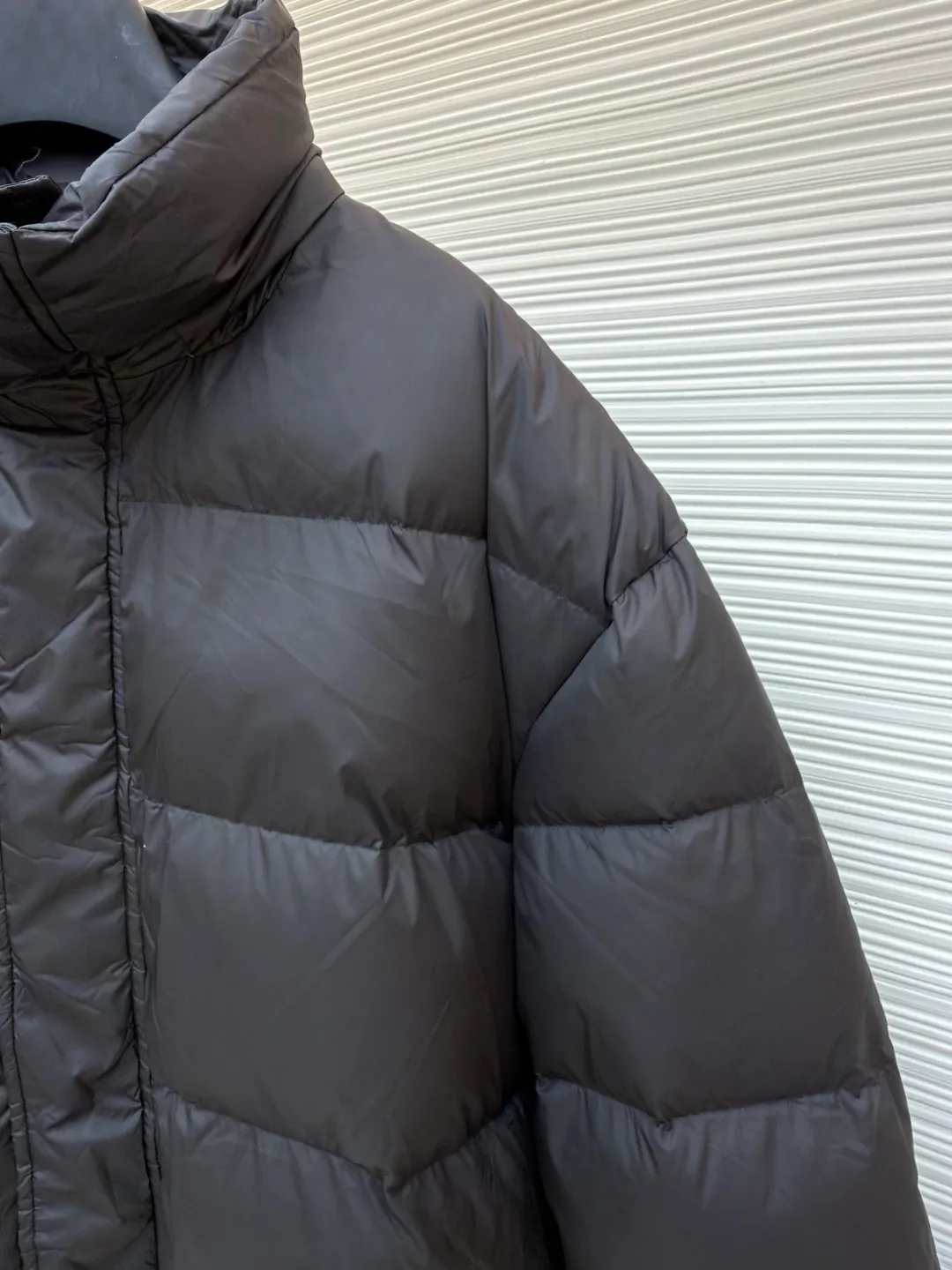 Balenciaga Flame Print Stand Collar Down Jacket ●Original version: 24500 purchase and development ●Item number: 1681325-C55 ●Fabric: white duck down fabric ●Technology: mechanical down filling ●Color: black ●Version: fitted version ●Weight: about 855 grams ●Size: S-M-L-XL ●Description: Filled with high-quality down, 90 white duck down has high loft and excellent thermal insulation performance. It adopts unique tailoring and pattern design. The back uses an imported MECLO embroidery machine. The original pattern is scanned first and then high-quality silk thread is used to make a pattern. The density effect is adjusted by continuous pattern making. It can be matched with the same style to create a fashionable look, and can be used in various occasions. Customized accessories, complete with three standards, same style for men and women!