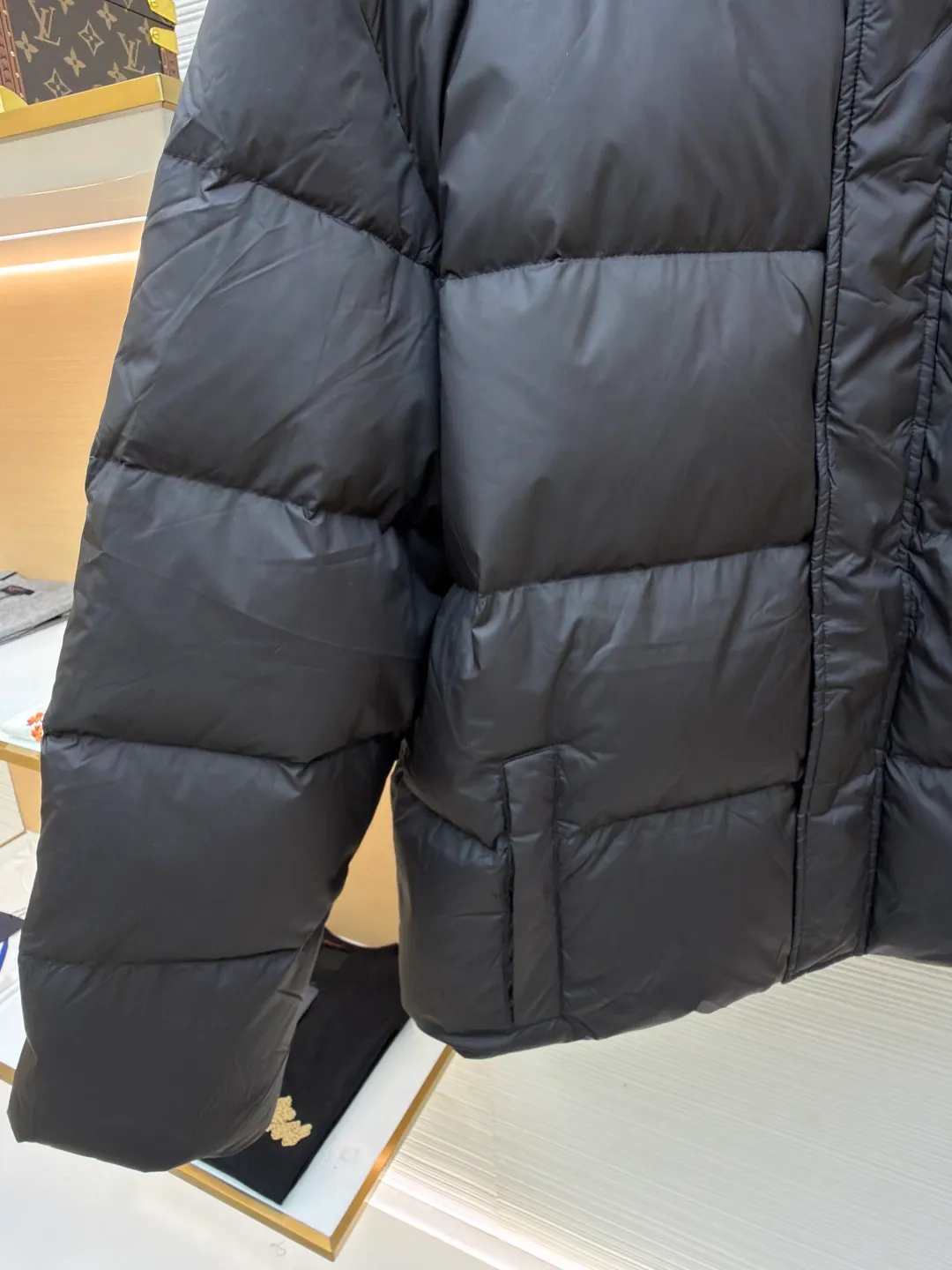Balenciaga Flame Print Stand Collar Down Jacket ●Original version: 24500 purchase and development ●Item number: 1681325-C55 ●Fabric: white duck down fabric ●Technology: mechanical down filling ●Color: black ●Version: fitted version ●Weight: about 855 grams ●Size: S-M-L-XL ●Description: Filled with high-quality down, 90 white duck down has high loft and excellent thermal insulation performance. It adopts unique tailoring and pattern design. The back uses an imported MECLO embroidery machine. The original pattern is scanned first and then high-quality silk thread is used to make a pattern. The density effect is adjusted by continuous pattern making. It can be matched with the same style to create a fashionable look, and can be used in various occasions. Customized accessories, complete with three standards, same style for men and women!