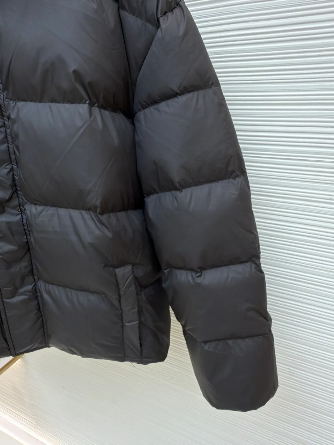 Balenciaga Flame Print Stand Collar Down Jacket ●Original version: 24500 purchase and development ●Item number: 1681325-C55 ●Fabric: white duck down fabric ●Technology: mechanical down filling ●Color: black ●Version: fitted version ●Weight: about 855 grams ●Size: S-M-L-XL ●Description: Filled with high-quality down, 90 white duck down has high loft and excellent thermal insulation performance. It adopts unique tailoring and pattern design. The back uses an imported MECLO embroidery machine. The original pattern is scanned first and then high-quality silk thread is used to make a pattern. The density effect is adjusted by continuous pattern making. It can be matched with the same style to create a fashionable look, and can be used in various occasions. Customized accessories, complete with three standards, same style for men and women!