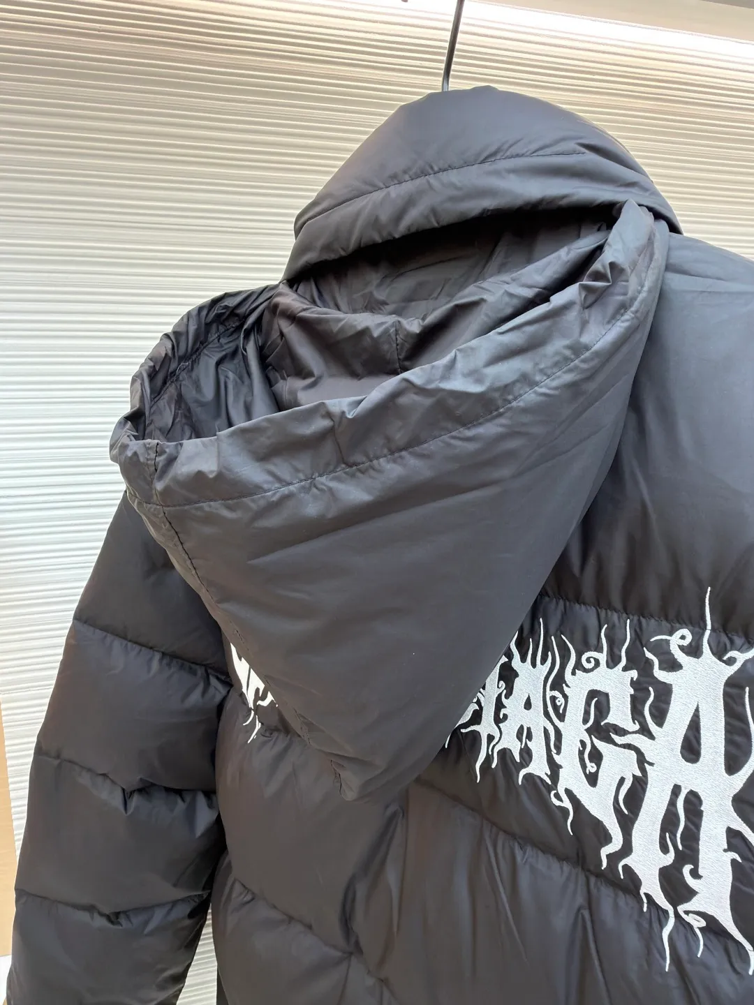 Balenciaga Flame Print Stand Collar Down Jacket ●Original version: 24500 purchase and development ●Item number: 1681325-C55 ●Fabric: white duck down fabric ●Technology: mechanical down filling ●Color: black ●Version: fitted version ●Weight: about 855 grams ●Size: S-M-L-XL ●Description: Filled with high-quality down, 90 white duck down has high loft and excellent thermal insulation performance. It adopts unique tailoring and pattern design. The back uses an imported MECLO embroidery machine. The original pattern is scanned first and then high-quality silk thread is used to make a pattern. The density effect is adjusted by continuous pattern making. It can be matched with the same style to create a fashionable look, and can be used in various occasions. Customized accessories, complete with three standards, same style for men and women!