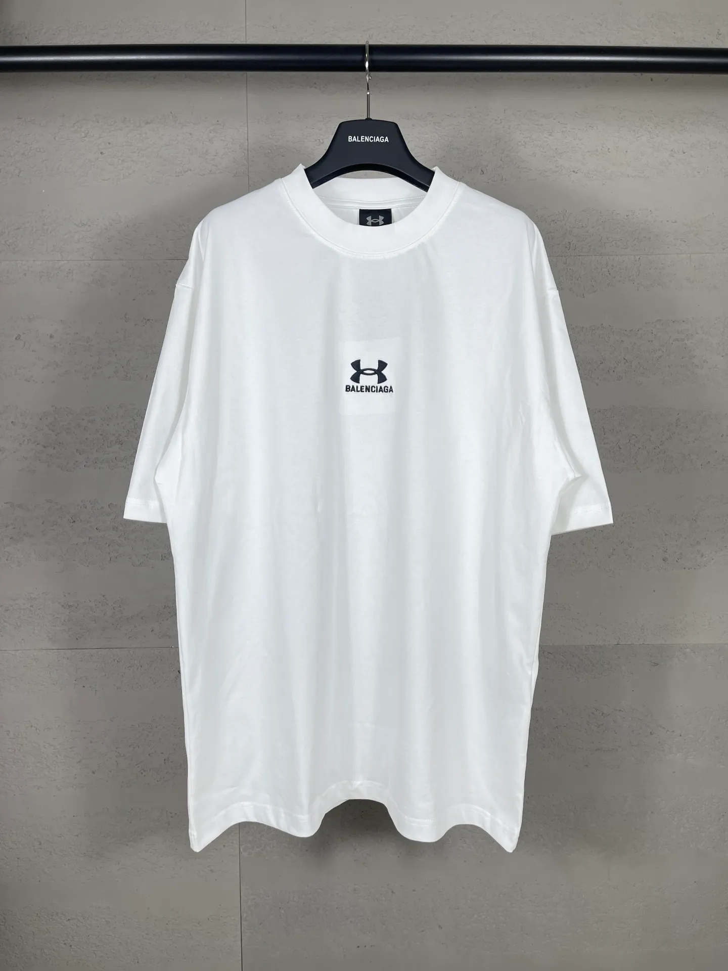 🅿️186 Real photos [Top version. Official website quality] BALENCI*GA/Paris joint Under Armor front and rear embroidered short-sleeved T-shirt # SS24 latest model. Research and development at the first time, different market currencies. Comparisons welcome. The fabric is made of Paris ZP custom-woven and dyed cotton double yarn. Weighing 260 grams, the cloth surface is clean. The cloth pattern is clear, soft and comfortable. The threads are dyed with no color difference. The classic LOGO pattern embroidery is embroidered by Tajima imported machine. The letters are clear, three-dimensional and without burrs. Jubie market produces pictures based on pictures. Welcome to compare. The version adopts OS loose shoulder design. Same style for men and women. Code: BL223372 Color: black, red, white Size: XS S M L
