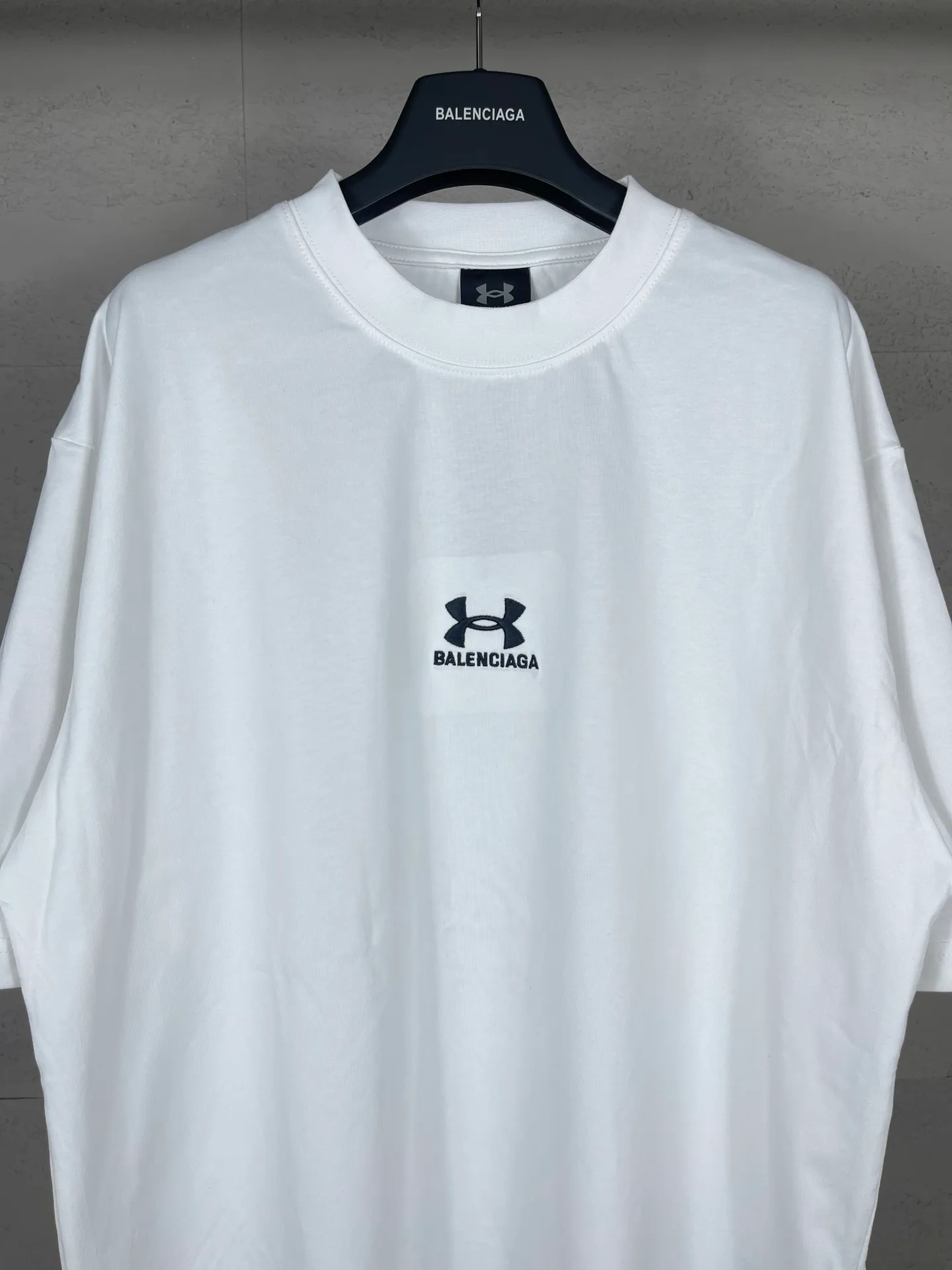 🅿️186 Real photos [Top version. Official website quality] BALENCI*GA/Paris joint Under Armor front and rear embroidered short-sleeved T-shirt # SS24 latest model. Research and development at the first time, different market currencies. Comparisons welcome. The fabric is made of Paris ZP custom-woven and dyed cotton double yarn. Weighing 260 grams, the cloth surface is clean. The cloth pattern is clear, soft and comfortable. The threads are dyed with no color difference. The classic LOGO pattern embroidery is embroidered by Tajima imported machine. The letters are clear, three-dimensional and without burrs. Jubie market produces pictures based on pictures. Welcome to compare. The version adopts OS loose shoulder design. Same style for men and women. Code: BL223372 Color: black, red, white Size: XS S M L
