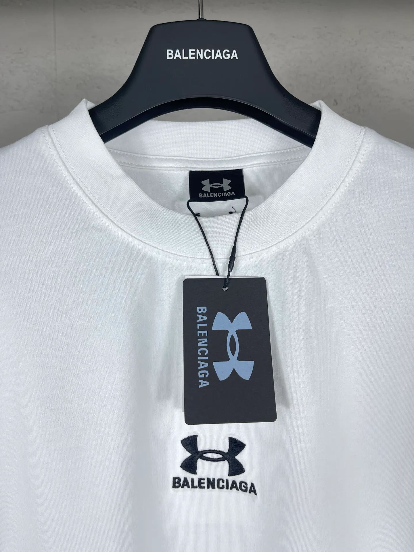 🅿️186 Real photos [Top version. Official website quality] BALENCI*GA/Paris joint Under Armor front and rear embroidered short-sleeved T-shirt # SS24 latest model. Research and development at the first time, different market currencies. Comparisons welcome. The fabric is made of Paris ZP custom-woven and dyed cotton double yarn. Weighing 260 grams, the cloth surface is clean. The cloth pattern is clear, soft and comfortable. The threads are dyed with no color difference. The classic LOGO pattern embroidery is embroidered by Tajima imported machine. The letters are clear, three-dimensional and without burrs. Jubie market produces pictures based on pictures. Welcome to compare. The version adopts OS loose shoulder design. Same style for men and women. Code: BL223372 Color: black, red, white Size: XS S M L
