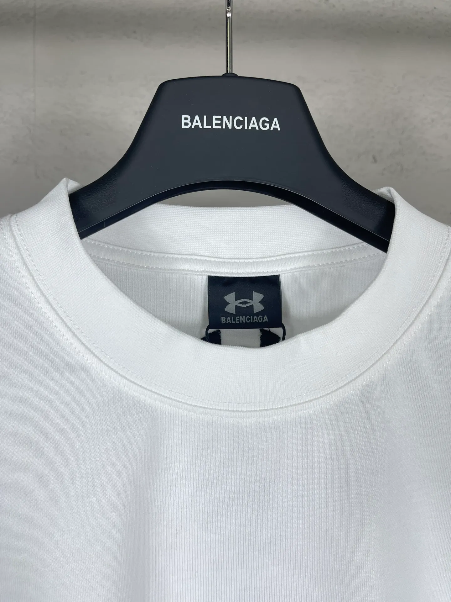 🅿️186 Real photos [Top version. Official website quality] BALENCI*GA/Paris joint Under Armor front and rear embroidered short-sleeved T-shirt # SS24 latest model. Research and development at the first time, different market currencies. Comparisons welcome. The fabric is made of Paris ZP custom-woven and dyed cotton double yarn. Weighing 260 grams, the cloth surface is clean. The cloth pattern is clear, soft and comfortable. The threads are dyed with no color difference. The classic LOGO pattern embroidery is embroidered by Tajima imported machine. The letters are clear, three-dimensional and without burrs. Jubie market produces pictures based on pictures. Welcome to compare. The version adopts OS loose shoulder design. Same style for men and women. Code: BL223372 Color: black, red, white Size: XS S M L