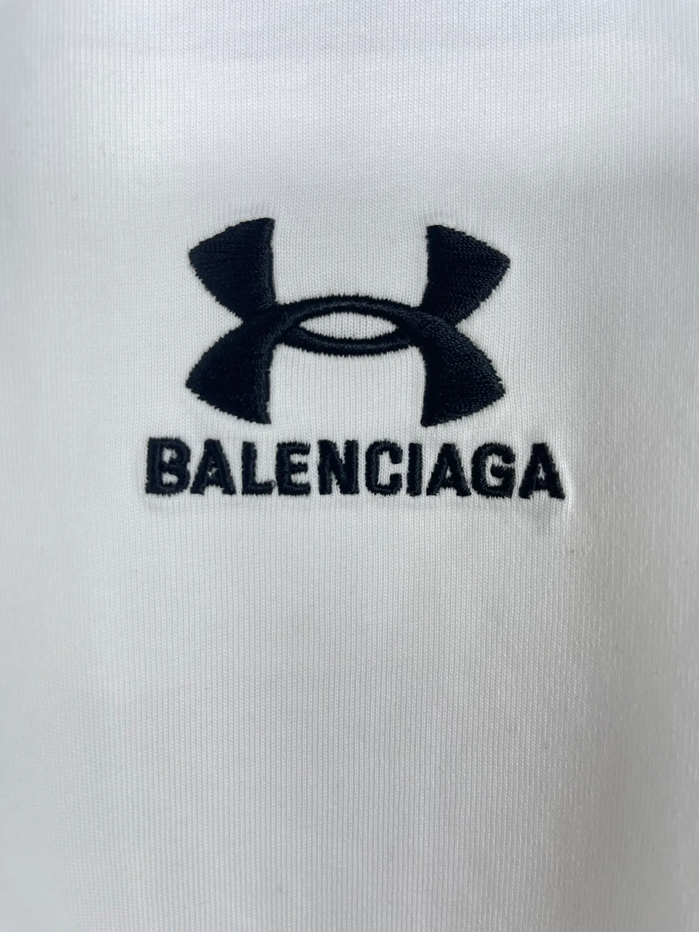 🅿️186 Real photos [Top version. Official website quality] BALENCI*GA/Paris joint Under Armor front and rear embroidered short-sleeved T-shirt # SS24 latest model. Research and development at the first time, different market currencies. Comparisons welcome. The fabric is made of Paris ZP custom-woven and dyed cotton double yarn. Weighing 260 grams, the cloth surface is clean. The cloth pattern is clear, soft and comfortable. The threads are dyed with no color difference. The classic LOGO pattern embroidery is embroidered by Tajima imported machine. The letters are clear, three-dimensional and without burrs. Jubie market produces pictures based on pictures. Welcome to compare. The version adopts OS loose shoulder design. Same style for men and women. Code: BL223372 Color: black, red, white Size: XS S M L