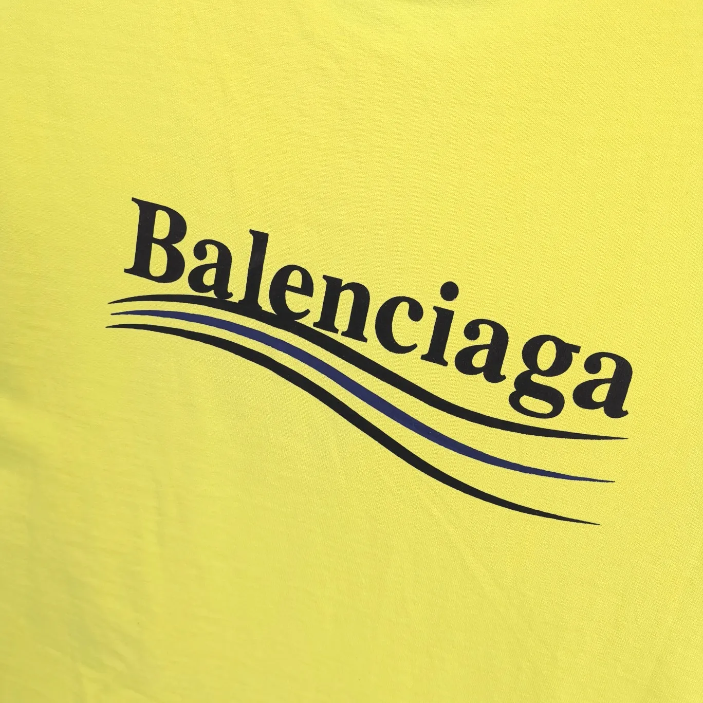 [New arrival] The top tried and tested version of Balenciaga's classic loose-fitting unisex pure cotton short-sleeved style. Custom-made fabrics and printed accessories are reproduced one-to-one. It is made of 280g cotton fabric with 32 count fine double cotton yarn plain weave, and the fabric surface is treated with dust-free woolen craftsmanship. The shoulder and chain seams are made of 0.8cm bundled strips inside, and the double chain stitching on the machine side is made of pure cotton. Here’s why I’m dozens of yuan more expensive than others: 1. Each model is produced by the company. The detailed workmanship and fabrics are consistent with the genuine ones. There is no color difference between the ones at the counters. Guaranteed no color difference. Replicas are not scary. Who is fake is embarrassed. It’s not shameful to make a replica, it’s shameful if you can’t buy the correct version if you make a replica. All of my series can be found in all major places and will be absolutely stunning!  2. The fabric is made of 280g Paris-specific double yarn. No one can make better fabrics than mine. There is really no way to compare with the ordinary version on the market. Respect it. It is authentic and costs thousands of dollars. Don’t go for the quality of street stalls. 3. The workmanship has been restored in all aspects. The packaging has been restored in all aspects. 4. I guarantee here that this is the highest quality you can find. Size: XS-L Color; Blue Pink Fluorescent Yellow P: 260