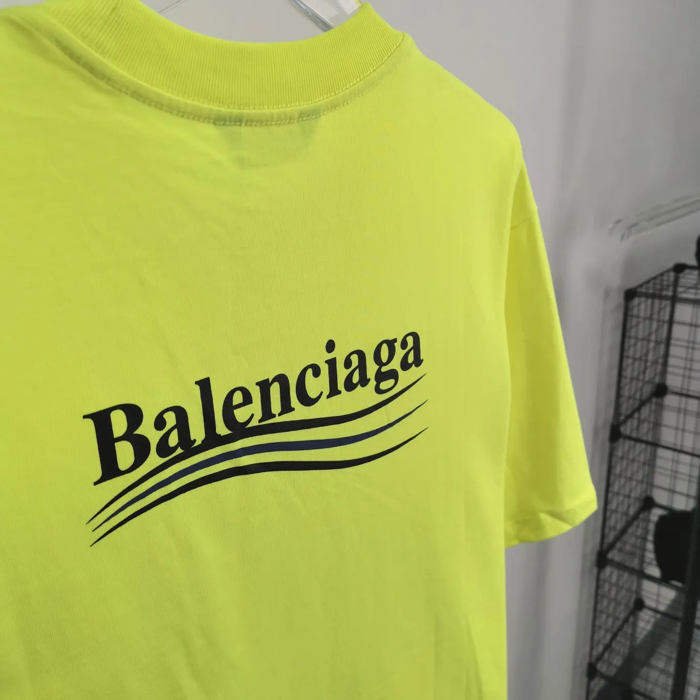 [New arrival] The top tried and tested version of Balenciaga's classic loose-fitting unisex pure cotton short-sleeved style. Custom-made fabrics and printed accessories are reproduced one-to-one. It is made of 280g cotton fabric with 32 count fine double cotton yarn plain weave, and the fabric surface is treated with dust-free woolen craftsmanship. The shoulder and chain seams are made of 0.8cm bundled strips inside, and the double chain stitching on the machine side is made of pure cotton. Here’s why I’m dozens of yuan more expensive than others: 1. Each model is produced by the company. The detailed workmanship and fabrics are consistent with the genuine ones. There is no color difference between the ones at the counters. Guaranteed no color difference. Replicas are not scary. Who is fake is embarrassed. It’s not shameful to make a replica, it’s shameful if you can’t buy the correct version if you make a replica. All of my series can be found in all major places and will be absolutely stunning!  2. The fabric is made of 280g Paris-specific double yarn. No one can make better fabrics than mine. There is really no way to compare with the ordinary version on the market. Respect it. It is authentic and costs thousands of dollars. Don’t go for the quality of street stalls. 3. The workmanship has been restored in all aspects. The packaging has been restored in all aspects. 4. I guarantee here that this is the highest quality you can find. Size: XS-L Color; Blue Pink Fluorescent Yellow P: 260