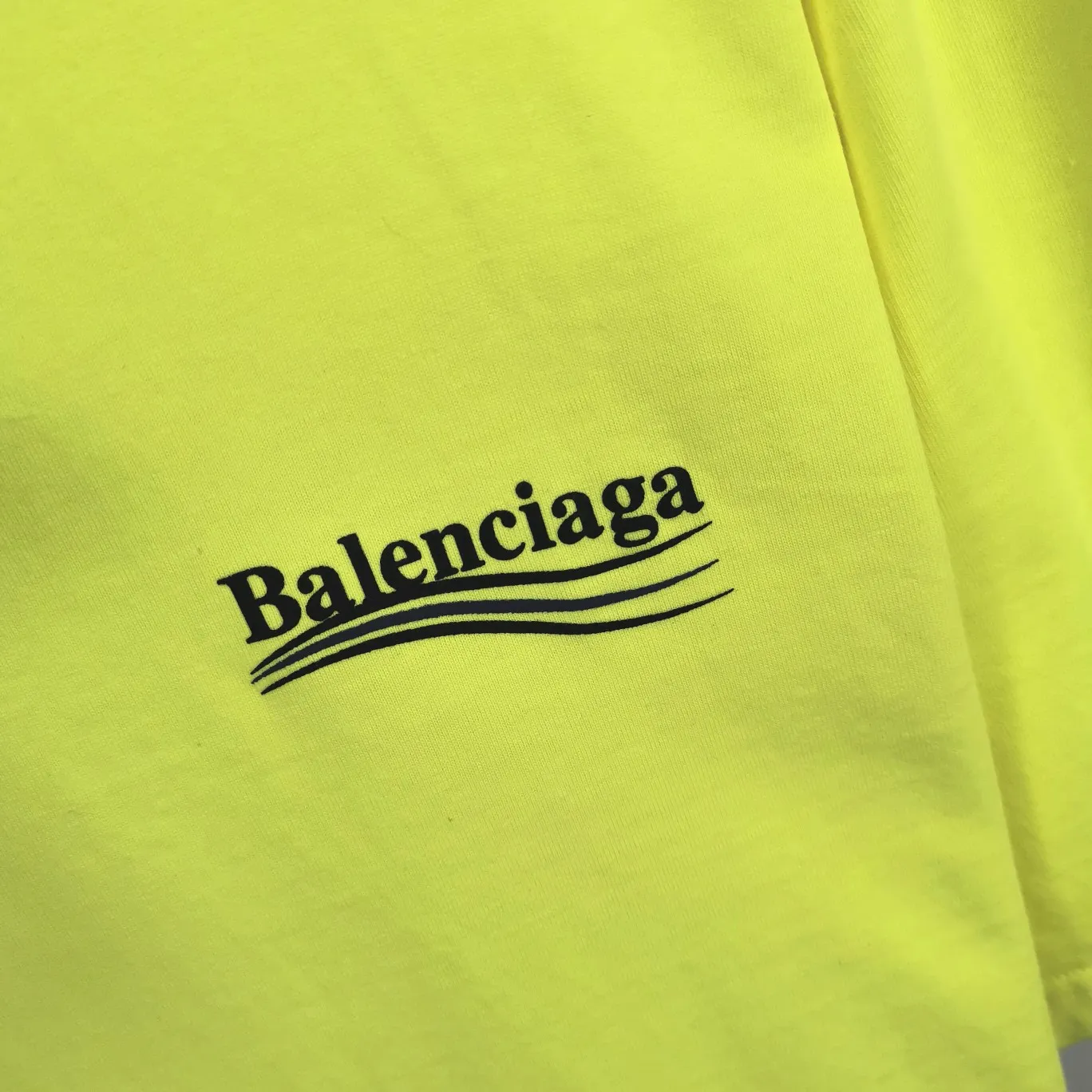 [New arrival] The top tried and tested version of Balenciaga's classic loose-fitting unisex pure cotton short-sleeved style. Custom-made fabrics and printed accessories are reproduced one-to-one. It is made of 280g cotton fabric with 32 count fine double cotton yarn plain weave, and the fabric surface is treated with dust-free woolen craftsmanship. The shoulder and chain seams are made of 0.8cm bundled strips inside, and the double chain stitching on the machine side is made of pure cotton. Here’s why I’m dozens of yuan more expensive than others: 1. Each model is produced by the company. The detailed workmanship and fabrics are consistent with the genuine ones. There is no color difference between the ones at the counters. Guaranteed no color difference. Replicas are not scary. Who is fake is embarrassed. It’s not shameful to make a replica, it’s shameful if you can’t buy the correct version if you make a replica. All of my series can be found in all major places and will be absolutely stunning!  2. The fabric is made of 280g Paris-specific double yarn. No one can make better fabrics than mine. There is really no way to compare with the ordinary version on the market. Respect it. It is authentic and costs thousands of dollars. Don’t go for the quality of street stalls. 3. The workmanship has been restored in all aspects. The packaging has been restored in all aspects. 4. I guarantee here that this is the highest quality you can find. Size: XS-L Color; Blue Pink Fluorescent Yellow P: 260