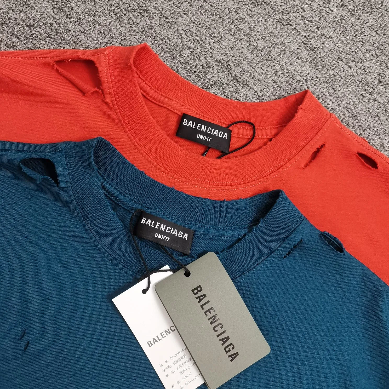 The top version of BALENCIAGA is a house built in 1917 with cracks, cracks, holes and hollows. The latest color matching is pure cotton. Loose and breathable short sleeves. The latest season of Paris still uses the basic creation logo 1917+scissors elements to enhance the public’s impression of Paris’ long-standing brand and re-understand it. The printing still uses the crackle pattern process and the basic glue is used as the base. Prints pull evenly. It adopts the horizontal cracking method, the texture is clear and uniform, it will not fall off easily, and there is no pressure in backwashing and drying. Laser piercing is used to pierce the body, and the piercing effect is obvious. And there will be no wrinkles or deformation at the holes. The neckline is manually frayed, which is very costly and time-consuming. Excellent products, that’s how they come out. The fabric is made of 26S280g double-ply double-yarn plain cotton fabric, which has full drape. Package. The hang tags are fully customized and synchronized one to one.  Color: Peacock Blue Orange Red (custom dyed in a vat, it took more than a month) Size: XS-L P:270
