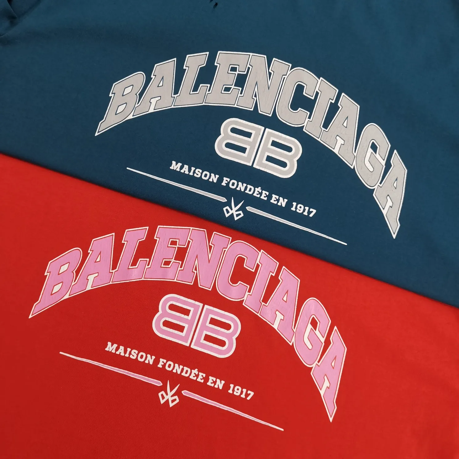 The top version of BALENCIAGA is a house built in 1917 with cracks, cracks, holes and hollows. The latest color matching is pure cotton. Loose and breathable short sleeves. The latest season of Paris still uses the basic creation logo 1917+scissors elements to enhance the public’s impression of Paris’ long-standing brand and re-understand it. The printing still uses the crackle pattern process and the basic glue is used as the base. Prints pull evenly. It adopts the horizontal cracking method, the texture is clear and uniform, it will not fall off easily, and there is no pressure in backwashing and drying. Laser piercing is used to pierce the body, and the piercing effect is obvious. And there will be no wrinkles or deformation at the holes. The neckline is manually frayed, which is very costly and time-consuming. Excellent products, that’s how they come out. The fabric is made of 26S280g double-ply double-yarn plain cotton fabric, which has full drape. Package. The hang tags are fully customized and synchronized one to one.  Color: Peacock Blue Orange Red (custom dyed in a vat, it took more than a month) Size: XS-L P:270