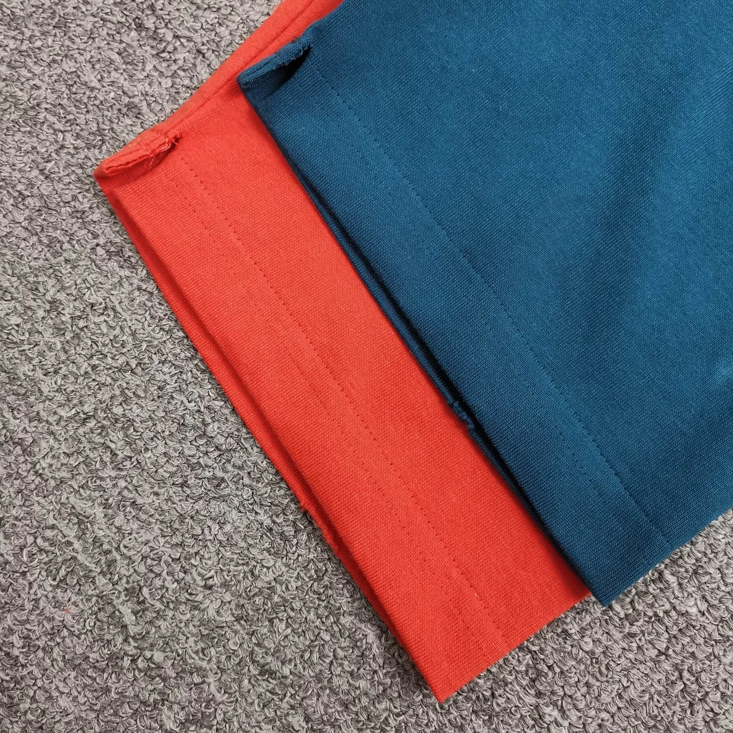 The top version of BALENCIAGA is a house built in 1917 with cracks, cracks, holes and hollows. The latest color matching is pure cotton. Loose and breathable short sleeves. The latest season of Paris still uses the basic creation logo 1917+scissors elements to enhance the public’s impression of Paris’ long-standing brand and re-understand it. The printing still uses the crackle pattern process and the basic glue is used as the base. Prints pull evenly. It adopts the horizontal cracking method, the texture is clear and uniform, it will not fall off easily, and there is no pressure in backwashing and drying. Laser piercing is used to pierce the body, and the piercing effect is obvious. And there will be no wrinkles or deformation at the holes. The neckline is manually frayed, which is very costly and time-consuming. Excellent products, that’s how they come out. The fabric is made of 26S280g double-ply double-yarn plain cotton fabric, which has full drape. Package. The hang tags are fully customized and synchronized one to one.  Color: Peacock Blue Orange Red (custom dyed in a vat, it took more than a month) Size: XS-L P:270