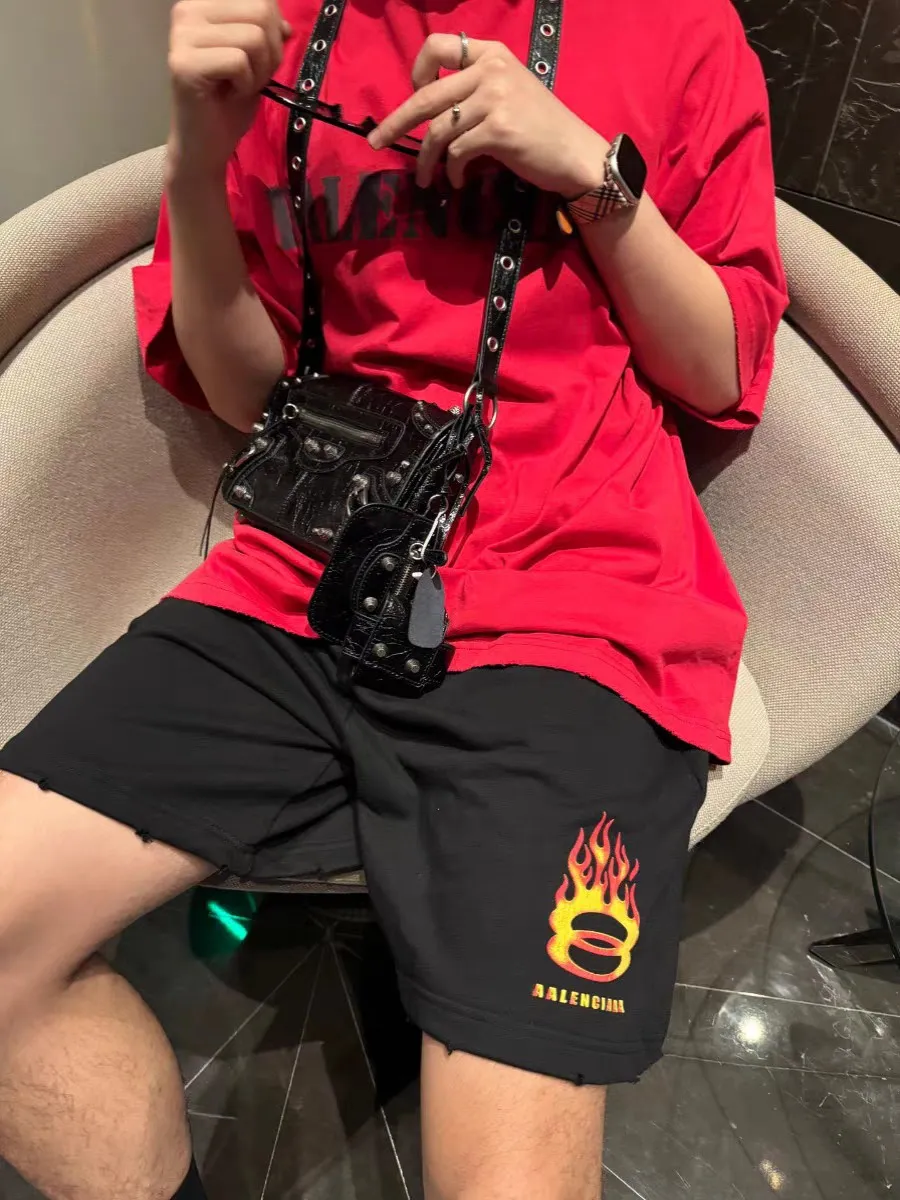 ♻️💯Refer to the model picture for the upper body❤️Top version BLCG 22SS Balenciaga flame printed washed shorts. The weight after washing is up to 480 grams. The whole pants are washed after being made. The whole pants are evenly whitened. The upper body is very high-end. Original custom accessories dustproof packaging. Balenciaga / Balenciaga 23s Wave Coke shorts are a classic and versatile style. Owning these pants is perfect no matter what clothes you wear. Size: S-L Color: washed black P:290