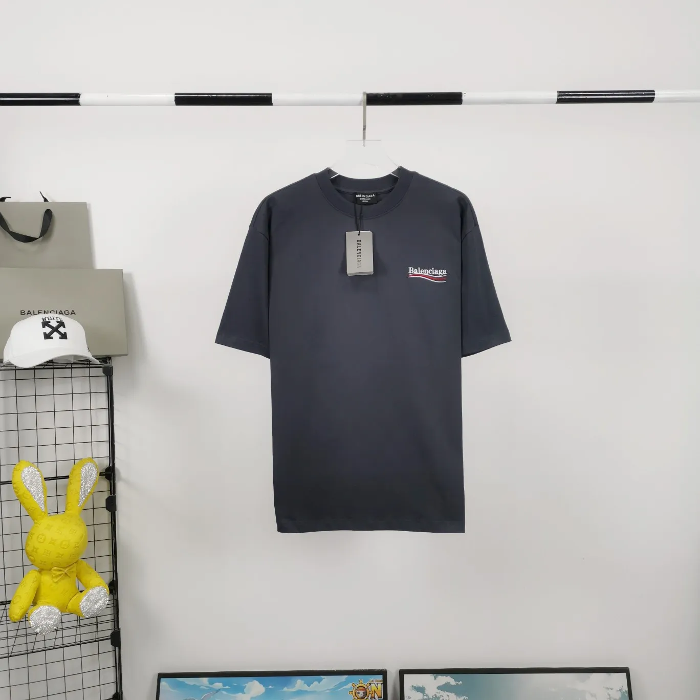 [New arrival] The top tested version of Balenciaga BALENCIAGA Cola Malone embroidery printed male and female couple star same style short-sleeved T-shirt in three colors, guaranteed to be the same as the original fabric, no color difference! Customized dyeing in a package! INS, Xiaohongshu’s popular style, classics that never fade away! The king of orders in Spain, the fried chicken is highly recommended! 32S 280g pure cotton double yarn fabric, comfortable and wide! Full of drape! The printing uses Tajima embroidery machine imported from Japan, which is known as the fighter among embroidery machines. The embroidery is meticulous, with no threads or skipped threads, the printing and embroidery are full and fine, and the letter spacing is consistent with ZP! Wearing it gives you full confidence and peace of mind! The labels and washes are all correct! On behalf of G at the same level! Consistent packaging at the counter!  Size: XS-L Color: Beige, taro purple, active gray, light hemp gray P:260