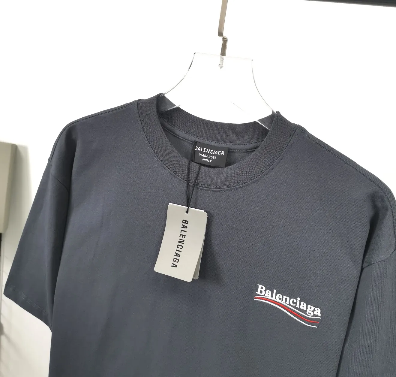 [New arrival] The top tested version of Balenciaga BALENCIAGA Cola Malone embroidery printed male and female couple star same style short-sleeved T-shirt in three colors, guaranteed to be the same as the original fabric, no color difference! Customized dyeing in a package! INS, Xiaohongshu’s popular style, classics that never fade away! The king of orders in Spain, the fried chicken is highly recommended! 32S 280g pure cotton double yarn fabric, comfortable and wide! Full of drape! The printing uses Tajima embroidery machine imported from Japan, which is known as the fighter among embroidery machines. The embroidery is meticulous, with no threads or skipped threads, the printing and embroidery are full and fine, and the letter spacing is consistent with ZP! Wearing it gives you full confidence and peace of mind! The labels and washes are all correct! On behalf of G at the same level! Consistent packaging at the counter!  Size: XS-L Color: Beige, taro purple, active gray, light hemp gray P:260