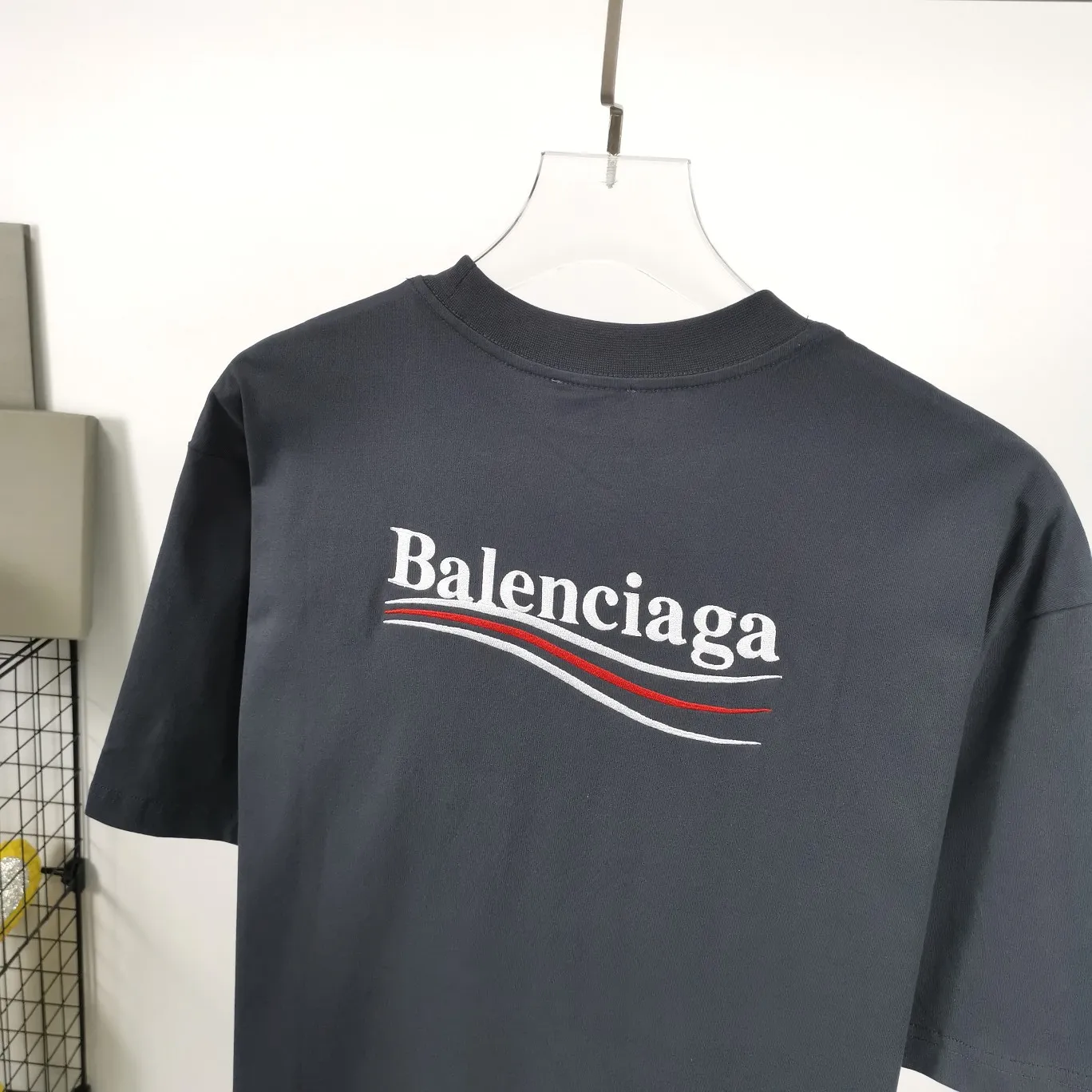 [New arrival] The top tested version of Balenciaga BALENCIAGA Cola Malone embroidery printed male and female couple star same style short-sleeved T-shirt in three colors, guaranteed to be the same as the original fabric, no color difference! Customized dyeing in a package! INS, Xiaohongshu’s popular style, classics that never fade away! The king of orders in Spain, the fried chicken is highly recommended! 32S 280g pure cotton double yarn fabric, comfortable and wide! Full of drape! The printing uses Tajima embroidery machine imported from Japan, which is known as the fighter among embroidery machines. The embroidery is meticulous, with no threads or skipped threads, the printing and embroidery are full and fine, and the letter spacing is consistent with ZP! Wearing it gives you full confidence and peace of mind! The labels and washes are all correct! On behalf of G at the same level! Consistent packaging at the counter!  Size: XS-L Color: Beige, taro purple, active gray, light hemp gray P:260
