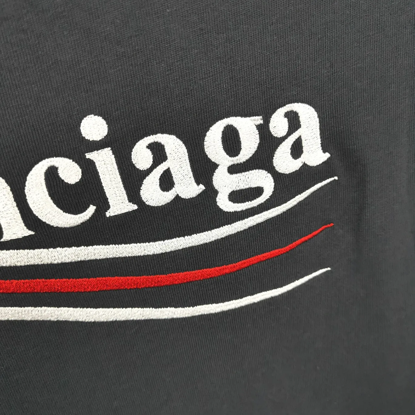 [New arrival] The top tested version of Balenciaga BALENCIAGA Cola Malone embroidery printed male and female couple star same style short-sleeved T-shirt in three colors, guaranteed to be the same as the original fabric, no color difference! Customized dyeing in a package! INS, Xiaohongshu’s popular style, classics that never fade away! The king of orders in Spain, the fried chicken is highly recommended! 32S 280g pure cotton double yarn fabric, comfortable and wide! Full of drape! The printing uses Tajima embroidery machine imported from Japan, which is known as the fighter among embroidery machines. The embroidery is meticulous, with no threads or skipped threads, the printing and embroidery are full and fine, and the letter spacing is consistent with ZP! Wearing it gives you full confidence and peace of mind! The labels and washes are all correct! On behalf of G at the same level! Consistent packaging at the counter!  Size: XS-L Color: Beige, taro purple, active gray, light hemp gray P:260