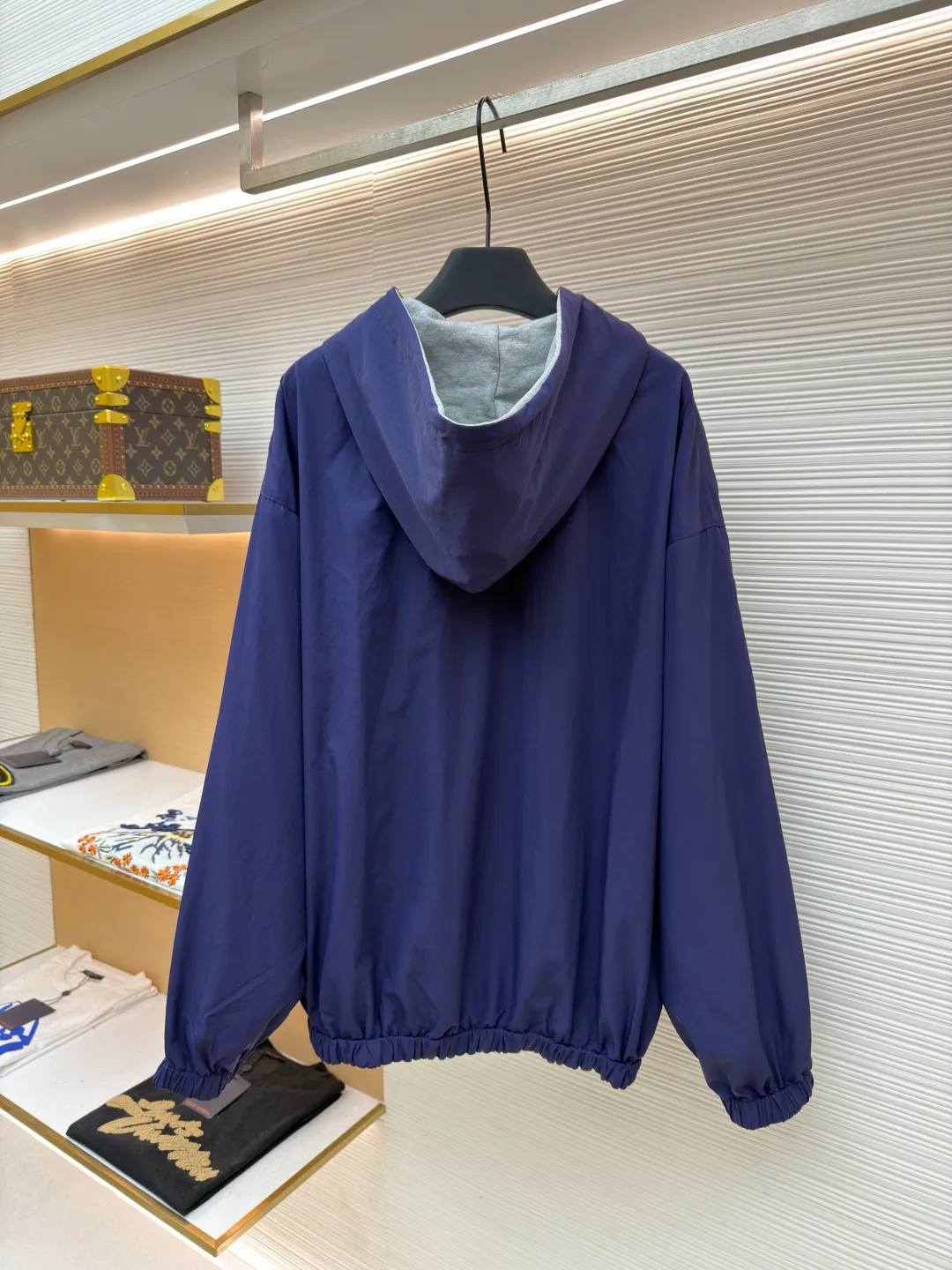 Balenciaga double-sided long-sleeved zipper jacket ●Original version: purchased and developed by 16318 ●Item number: 1681852-B70 ●Fabric: cotton fabric ●Technology: embroidery production ●Color: gray/blue ●Version: fitted version ●Weight: about 1395 grams ●Size: XS-S-M-L ●Description: These two hooded jackets adopt a double-sided design. One side is made of navy blue light nylon fabric (windproof and wear-resistant), and the other side is light gray fleece knitted (skin-friendly and warm), allowing one garment to be adapted to multiple scenes. In terms of craftsmanship, the body adopts a full zipper closure + hooded one-piece tailoring, and contrasting decorative stitching is added to the shoulders and side seams to enhance the style. The cuffs and hem are elasticated to provide both comfort and windproofness. In the details, the body is embroidered with the brand logo, and the sizes cover XS-L. The manual measurement data is accurate (error 1-2CM). The style is loose and off-shoulder, suitable for daily casual wear. The overall wiring is straight and delicate, the fabric is comfortable and soft, and the color is consistent without color difference. It can be matched with the same style to create a fashionable look and control various occasions. Customized accessories, complete with three standards, same style for men and women!