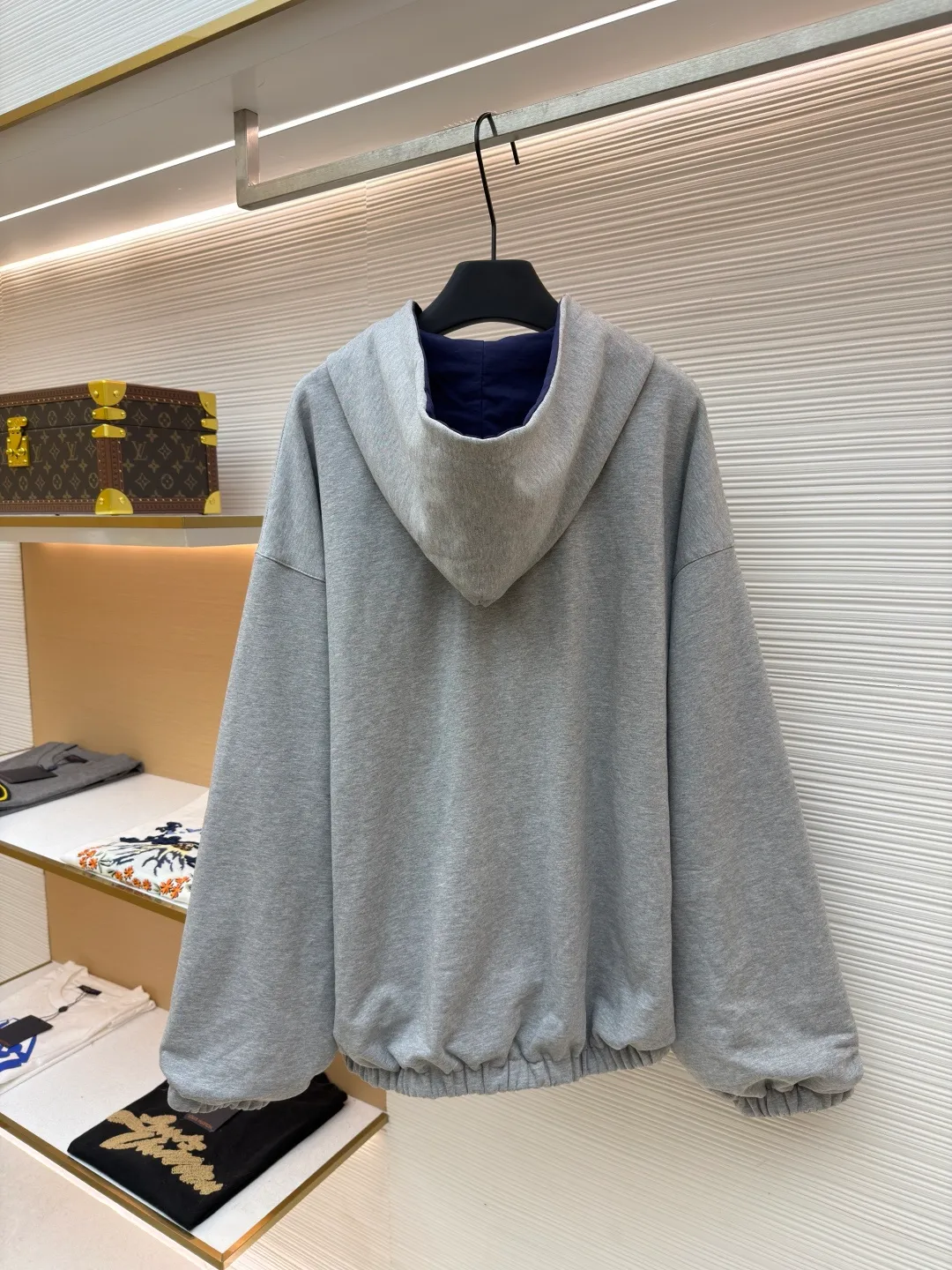 Balenciaga double-sided long-sleeved zipper jacket ●Original version: purchased and developed by 16318 ●Item number: 1681852-B70 ●Fabric: cotton fabric ●Technology: embroidery production ●Color: gray/blue ●Version: fitted version ●Weight: about 1395 grams ●Size: XS-S-M-L ●Description: These two hooded jackets adopt a double-sided design. One side is made of navy blue light nylon fabric (windproof and wear-resistant), and the other side is light gray fleece knitted (skin-friendly and warm), allowing one garment to be adapted to multiple scenes. In terms of craftsmanship, the body adopts a full zipper closure + hooded one-piece tailoring, and contrasting decorative stitching is added to the shoulders and side seams to enhance the style. The cuffs and hem are elasticated to provide both comfort and windproofness. In the details, the body is embroidered with the brand logo, and the sizes cover XS-L. The manual measurement data is accurate (error 1-2CM). The style is loose and off-shoulder, suitable for daily casual wear. The overall wiring is straight and delicate, the fabric is comfortable and soft, and the color is consistent without color difference. It can be matched with the same style to create a fashionable look and control various occasions. Customized accessories, complete with three standards, same style for men and women!