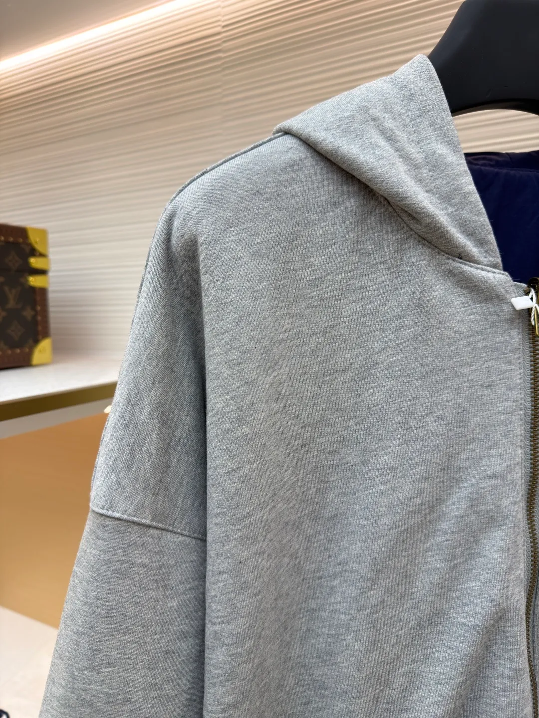 Balenciaga double-sided long-sleeved zipper jacket ●Original version: purchased and developed by 16318 ●Item number: 1681852-B70 ●Fabric: cotton fabric ●Technology: embroidery production ●Color: gray/blue ●Version: fitted version ●Weight: about 1395 grams ●Size: XS-S-M-L ●Description: These two hooded jackets adopt a double-sided design. One side is made of navy blue light nylon fabric (windproof and wear-resistant), and the other side is light gray fleece knitted (skin-friendly and warm), allowing one garment to be adapted to multiple scenes. In terms of craftsmanship, the body adopts a full zipper closure + hooded one-piece tailoring, and contrasting decorative stitching is added to the shoulders and side seams to enhance the style. The cuffs and hem are elasticated to provide both comfort and windproofness. In the details, the body is embroidered with the brand logo, and the sizes cover XS-L. The manual measurement data is accurate (error 1-2CM). The style is loose and off-shoulder, suitable for daily casual wear. The overall wiring is straight and delicate, the fabric is comfortable and soft, and the color is consistent without color difference. It can be matched with the same style to create a fashionable look and control various occasions. Customized accessories, complete with three standards, same style for men and women!