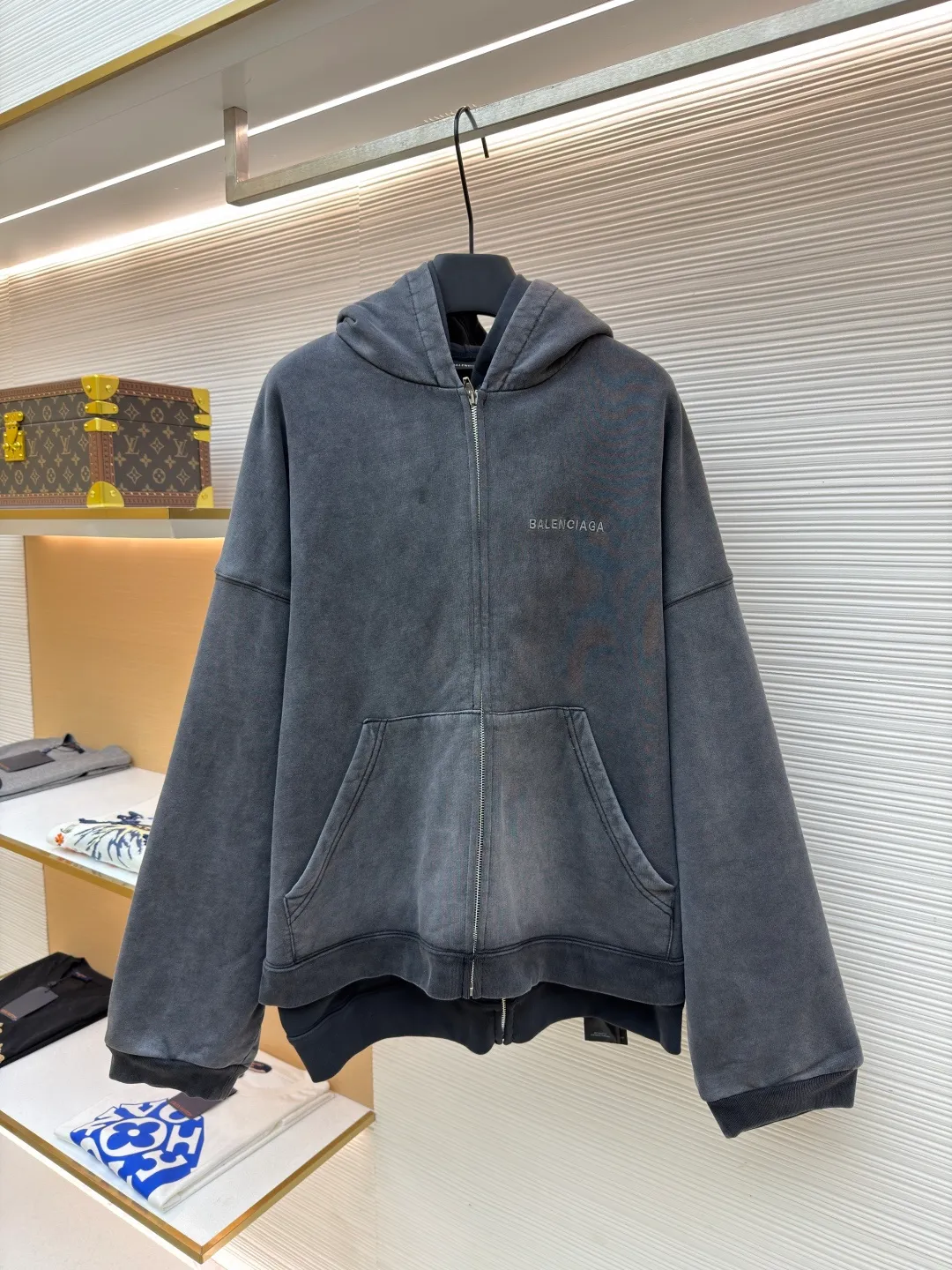 Balenciaga laminated cola zipper hooded faded jacket ●Original version: Purchased and developed by 15689 ●Item number: 1682490-D90 ●Fabric: 100% cotton ●Technology: Washed and faded ●Color: Washed gray ●Version: loose fit ●Weight: approximately 1785 grams ●Size: XS-S-M-L ●Description: This Balenciaga fake two-piece hooded zipper jacket is made of high-weight washed cotton as the outer layer. It is processed by stonewashing. The fabric has an aged gray texture, is soft and not easy to pilling and deformation. The inner layer is spliced with gray fleece fabric, and the double-layer structure improves warmth and layering. The front of the body is decorated with brand letter printing, which is made using offset printing technology. The pattern is clear and firm and will not easily crack or fall off. The overall design is oversized and loose. The double zipper opening and closing design enhances the flexibility of wearing. The zipper is made of customized metal material, which is smooth and durable. The hood has a crisp outline, the cuffs and hem are ribbed, and the elasticity is moderate and not easy to loosen. The pockets on both sides are embedded with craftsmanship. The wiring is straight and dense. The details show the brand's craftsmanship, making it easy to create a street style. The overall wiring is straight and delicate, the fabric is comfortable and soft, and the color is consistent without color difference. It can be matched with the same style to create a fashionable look and control various occasions. Customized accessories, complete with three standards, same style for men and women!
