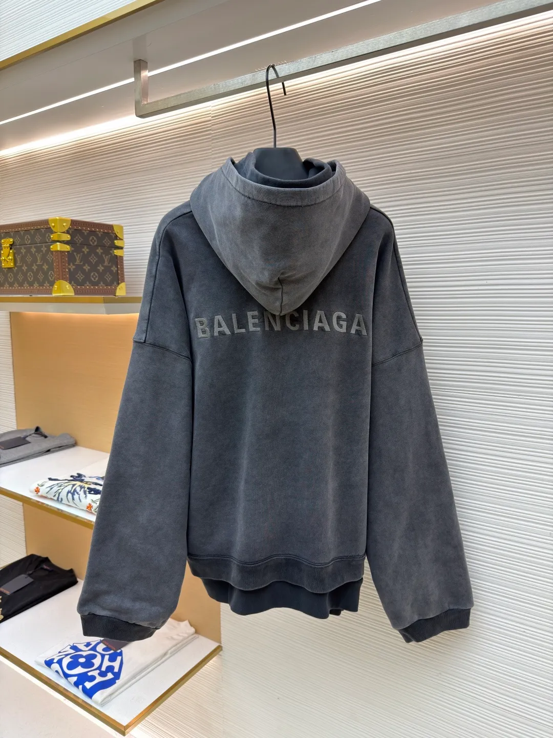 Balenciaga laminated cola zipper hooded faded jacket ●Original version: Purchased and developed by 15689 ●Item number: 1682490-D90 ●Fabric: 100% cotton ●Technology: Washed and faded ●Color: Washed gray ●Version: loose fit ●Weight: approximately 1785 grams ●Size: XS-S-M-L ●Description: This Balenciaga fake two-piece hooded zipper jacket is made of high-weight washed cotton as the outer layer. It is processed by stonewashing. The fabric has an aged gray texture, is soft and not easy to pilling and deformation. The inner layer is spliced with gray fleece fabric, and the double-layer structure improves warmth and layering. The front of the body is decorated with brand letter printing, which is made using offset printing technology. The pattern is clear and firm and will not easily crack or fall off. The overall design is oversized and loose. The double zipper opening and closing design enhances the flexibility of wearing. The zipper is made of customized metal material, which is smooth and durable. The hood has a crisp outline, the cuffs and hem are ribbed, and the elasticity is moderate and not easy to loosen. The pockets on both sides are embedded with craftsmanship. The wiring is straight and dense. The details show the brand's craftsmanship, making it easy to create a street style. The overall wiring is straight and delicate, the fabric is comfortable and soft, and the color is consistent without color difference. It can be matched with the same style to create a fashionable look and control various occasions. Customized accessories, complete with three standards, same style for men and women!
