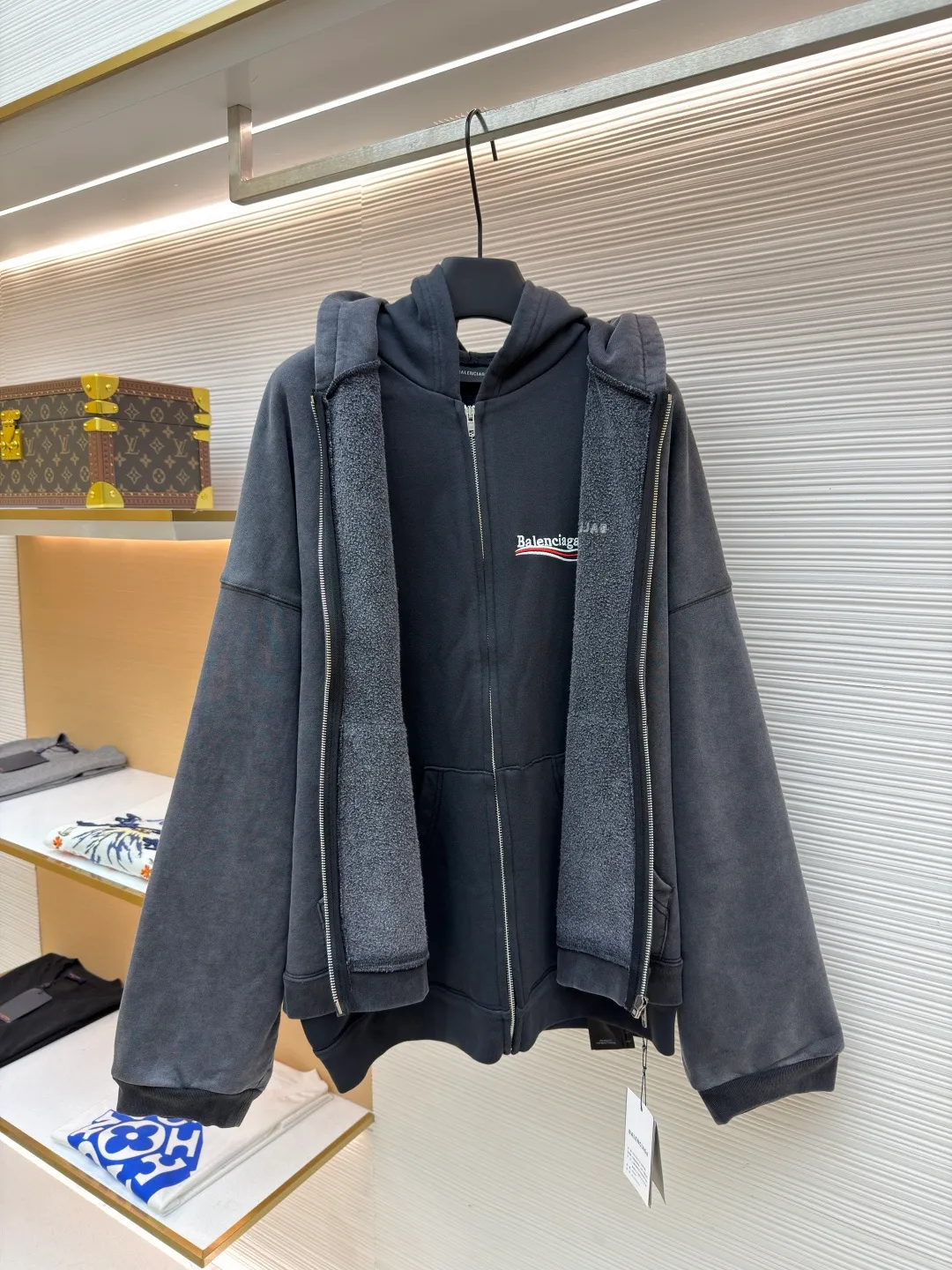 Balenciaga laminated cola zipper hooded faded jacket ●Original version: Purchased and developed by 15689 ●Item number: 1682490-D90 ●Fabric: 100% cotton ●Technology: Washed and faded ●Color: Washed gray ●Version: loose fit ●Weight: approximately 1785 grams ●Size: XS-S-M-L ●Description: This Balenciaga fake two-piece hooded zipper jacket is made of high-weight washed cotton as the outer layer. It is processed by stonewashing. The fabric has an aged gray texture, is soft and not easy to pilling and deformation. The inner layer is spliced with gray fleece fabric, and the double-layer structure improves warmth and layering. The front of the body is decorated with brand letter printing, which is made using offset printing technology. The pattern is clear and firm and will not easily crack or fall off. The overall design is oversized and loose. The double zipper opening and closing design enhances the flexibility of wearing. The zipper is made of customized metal material, which is smooth and durable. The hood has a crisp outline, the cuffs and hem are ribbed, and the elasticity is moderate and not easy to loosen. The pockets on both sides are embedded with craftsmanship. The wiring is straight and dense. The details show the brand's craftsmanship, making it easy to create a street style. The overall wiring is straight and delicate, the fabric is comfortable and soft, and the color is consistent without color difference. It can be matched with the same style to create a fashionable look and control various occasions. Customized accessories, complete with three standards, same style for men and women!
