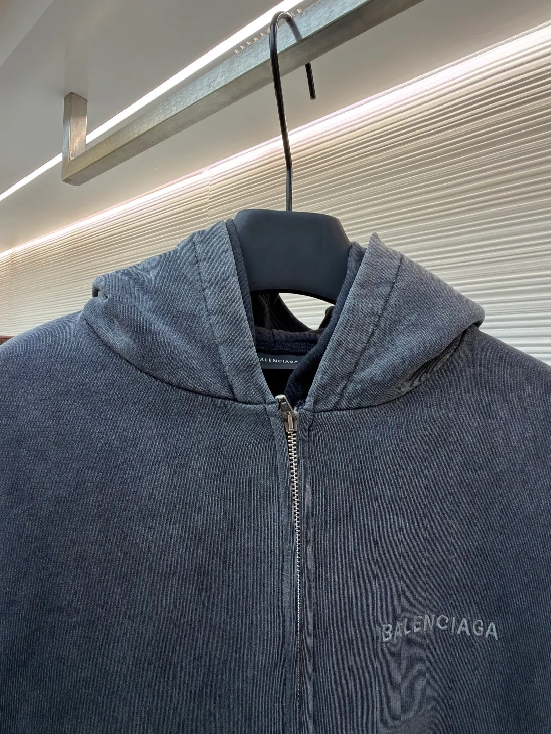 Balenciaga laminated cola zipper hooded faded jacket ●Original version: Purchased and developed by 15689 ●Item number: 1682490-D90 ●Fabric: 100% cotton ●Technology: Washed and faded ●Color: Washed gray ●Version: loose fit ●Weight: approximately 1785 grams ●Size: XS-S-M-L ●Description: This Balenciaga fake two-piece hooded zipper jacket is made of high-weight washed cotton as the outer layer. It is processed by stonewashing. The fabric has an aged gray texture, is soft and not easy to pilling and deformation. The inner layer is spliced with gray fleece fabric, and the double-layer structure improves warmth and layering. The front of the body is decorated with brand letter printing, which is made using offset printing technology. The pattern is clear and firm and will not easily crack or fall off. The overall design is oversized and loose. The double zipper opening and closing design enhances the flexibility of wearing. The zipper is made of customized metal material, which is smooth and durable. The hood has a crisp outline, the cuffs and hem are ribbed, and the elasticity is moderate and not easy to loosen. The pockets on both sides are embedded with craftsmanship. The wiring is straight and dense. The details show the brand's craftsmanship, making it easy to create a street style. The overall wiring is straight and delicate, the fabric is comfortable and soft, and the color is consistent without color difference. It can be matched with the same style to create a fashionable look and control various occasions. Customized accessories, complete with three standards, same style for men and women!