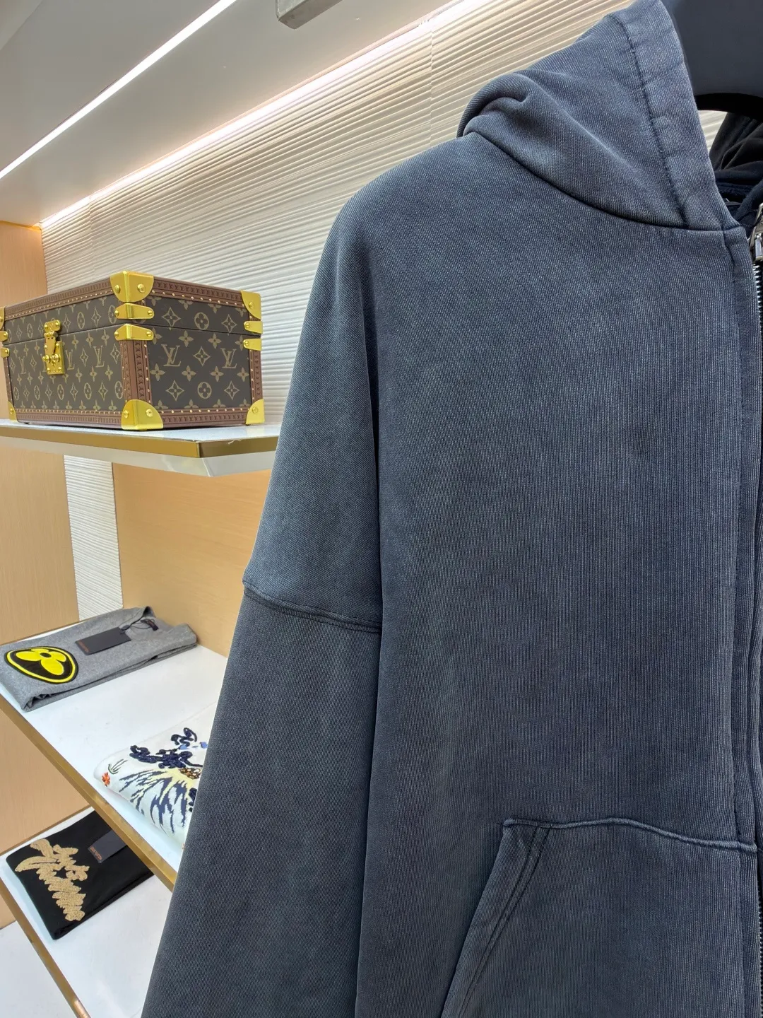 Balenciaga laminated cola zipper hooded faded jacket ●Original version: Purchased and developed by 15689 ●Item number: 1682490-D90 ●Fabric: 100% cotton ●Technology: Washed and faded ●Color: Washed gray ●Version: loose fit ●Weight: approximately 1785 grams ●Size: XS-S-M-L ●Description: This Balenciaga fake two-piece hooded zipper jacket is made of high-weight washed cotton as the outer layer. It is processed by stonewashing. The fabric has an aged gray texture, is soft and not easy to pilling and deformation. The inner layer is spliced with gray fleece fabric, and the double-layer structure improves warmth and layering. The front of the body is decorated with brand letter printing, which is made using offset printing technology. The pattern is clear and firm and will not easily crack or fall off. The overall design is oversized and loose. The double zipper opening and closing design enhances the flexibility of wearing. The zipper is made of customized metal material, which is smooth and durable. The hood has a crisp outline, the cuffs and hem are ribbed, and the elasticity is moderate and not easy to loosen. The pockets on both sides are embedded with craftsmanship. The wiring is straight and dense. The details show the brand's craftsmanship, making it easy to create a street style. The overall wiring is straight and delicate, the fabric is comfortable and soft, and the color is consistent without color difference. It can be matched with the same style to create a fashionable look and control various occasions. Customized accessories, complete with three standards, same style for men and women!
