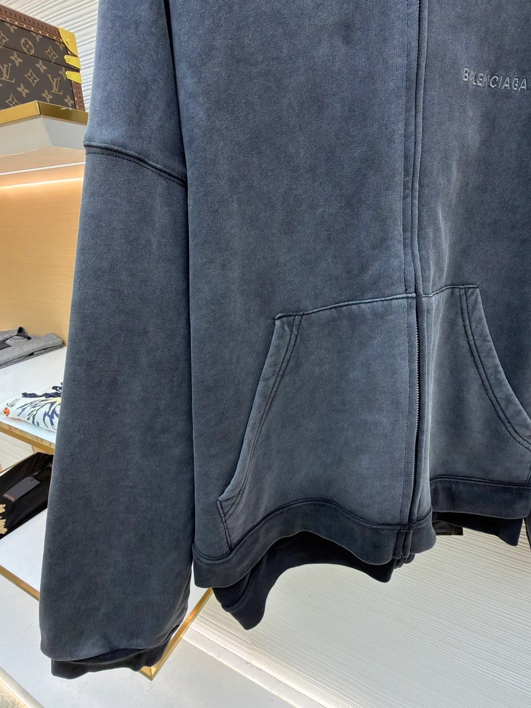 Balenciaga laminated cola zipper hooded faded jacket ●Original version: Purchased and developed by 15689 ●Item number: 1682490-D90 ●Fabric: 100% cotton ●Technology: Washed and faded ●Color: Washed gray ●Version: loose fit ●Weight: approximately 1785 grams ●Size: XS-S-M-L ●Description: This Balenciaga fake two-piece hooded zipper jacket is made of high-weight washed cotton as the outer layer. It is processed by stonewashing. The fabric has an aged gray texture, is soft and not easy to pilling and deformation. The inner layer is spliced with gray fleece fabric, and the double-layer structure improves warmth and layering. The front of the body is decorated with brand letter printing, which is made using offset printing technology. The pattern is clear and firm and will not easily crack or fall off. The overall design is oversized and loose. The double zipper opening and closing design enhances the flexibility of wearing. The zipper is made of customized metal material, which is smooth and durable. The hood has a crisp outline, the cuffs and hem are ribbed, and the elasticity is moderate and not easy to loosen. The pockets on both sides are embedded with craftsmanship. The wiring is straight and dense. The details show the brand's craftsmanship, making it easy to create a street style. The overall wiring is straight and delicate, the fabric is comfortable and soft, and the color is consistent without color difference. It can be matched with the same style to create a fashionable look and control various occasions. Customized accessories, complete with three standards, same style for men and women!
