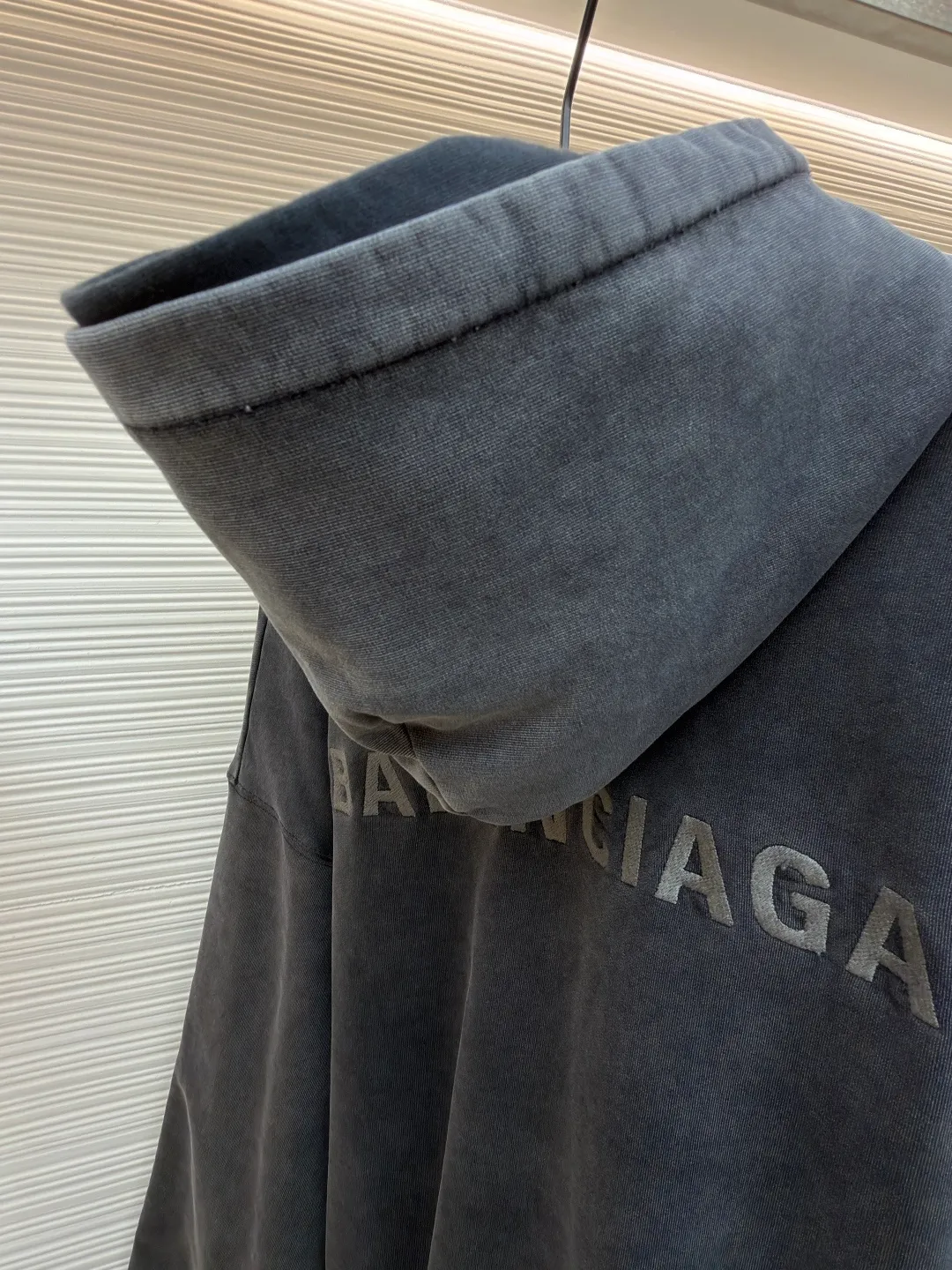Balenciaga laminated cola zipper hooded faded jacket ●Original version: Purchased and developed by 15689 ●Item number: 1682490-D90 ●Fabric: 100% cotton ●Technology: Washed and faded ●Color: Washed gray ●Version: loose fit ●Weight: approximately 1785 grams ●Size: XS-S-M-L ●Description: This Balenciaga fake two-piece hooded zipper jacket is made of high-weight washed cotton as the outer layer. It is processed by stonewashing. The fabric has an aged gray texture, is soft and not easy to pilling and deformation. The inner layer is spliced with gray fleece fabric, and the double-layer structure improves warmth and layering. The front of the body is decorated with brand letter printing, which is made using offset printing technology. The pattern is clear and firm and will not easily crack or fall off. The overall design is oversized and loose. The double zipper opening and closing design enhances the flexibility of wearing. The zipper is made of customized metal material, which is smooth and durable. The hood has a crisp outline, the cuffs and hem are ribbed, and the elasticity is moderate and not easy to loosen. The pockets on both sides are embedded with craftsmanship. The wiring is straight and dense. The details show the brand's craftsmanship, making it easy to create a street style. The overall wiring is straight and delicate, the fabric is comfortable and soft, and the color is consistent without color difference. It can be matched with the same style to create a fashionable look and control various occasions. Customized accessories, complete with three standards, same style for men and women!