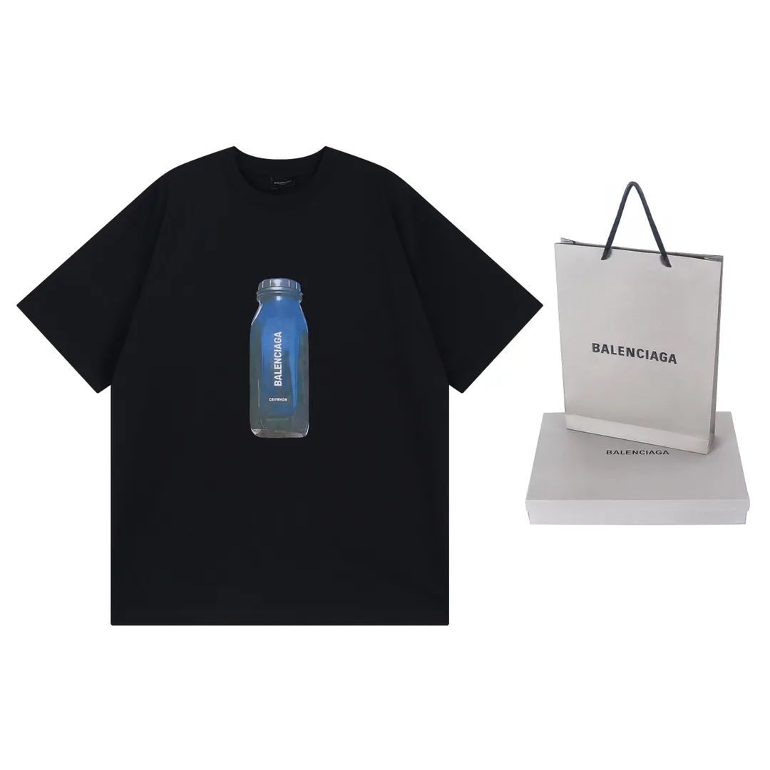 🅿️174 Detailed picture [Top version. Official website quality] BALENCI*GA/Paris. Water bottle letter LOGO short-sleeved T-shirt. The fabric is made of Paris ZP custom-woven and dyed cotton sweatshirt. The weight is 260 grams. The cloth surface is clean. The cloth pattern is clear, soft and comfortable. The threads are dyed with no color difference. The classic pattern printing uses imported machine direct printing. The effect is three-dimensional and restores the brick cabinet. Different market currencies, welcome to compare. The version adopts OS loose shoulder design. Same style for men and women. Code: BL223365 Color: black. White. Size: XS to L