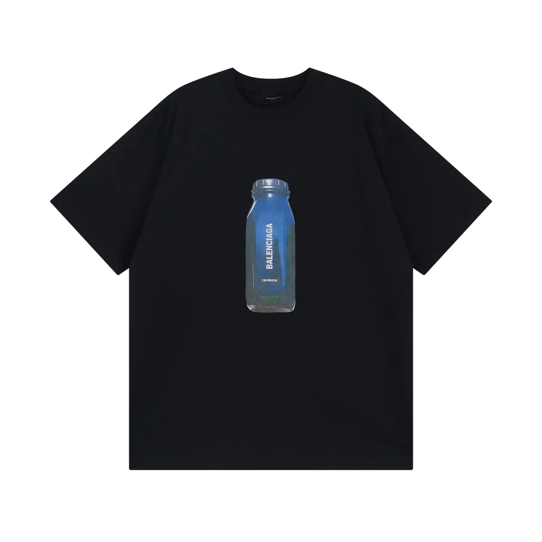 🅿️174 Detailed picture [Top version. Official website quality] BALENCI*GA/Paris. Water bottle letter LOGO short-sleeved T-shirt. The fabric is made of Paris ZP custom-woven and dyed cotton sweatshirt. The weight is 260 grams. The cloth surface is clean. The cloth pattern is clear, soft and comfortable. The threads are dyed with no color difference. The classic pattern printing uses imported machine direct printing. The effect is three-dimensional and restores the brick cabinet. Different market currencies, welcome to compare. The version adopts OS loose shoulder design. Same style for men and women. Code: BL223365 Color: black. White. Size: XS to L