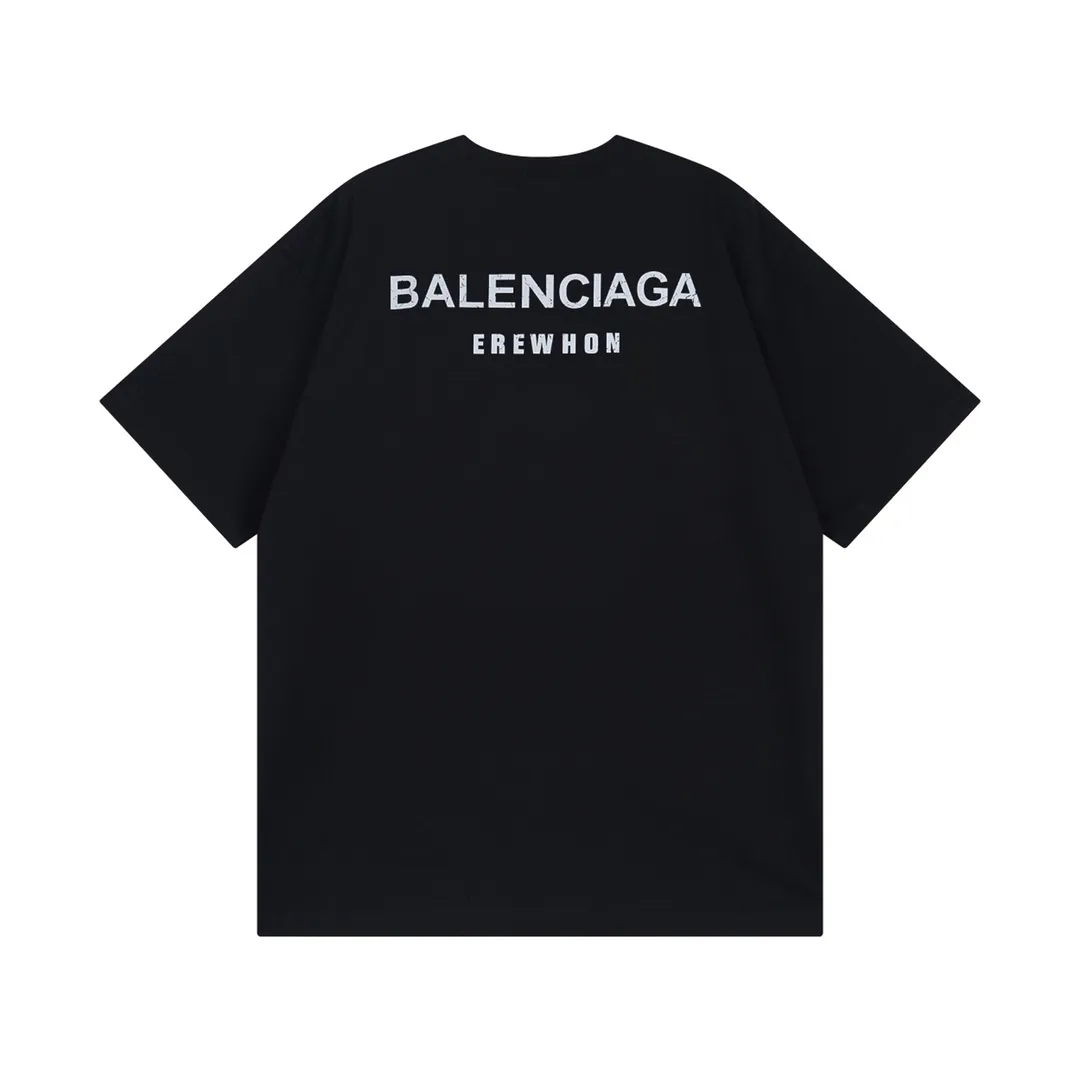 🅿️174 Detailed picture [Top version. Official website quality] BALENCI*GA/Paris. Water bottle letter LOGO short-sleeved T-shirt. The fabric is made of Paris ZP custom-woven and dyed cotton sweatshirt. The weight is 260 grams. The cloth surface is clean. The cloth pattern is clear, soft and comfortable. The threads are dyed with no color difference. The classic pattern printing uses imported machine direct printing. The effect is three-dimensional and restores the brick cabinet. Different market currencies, welcome to compare. The version adopts OS loose shoulder design. Same style for men and women. Code: BL223365 Color: black. White. Size: XS to L