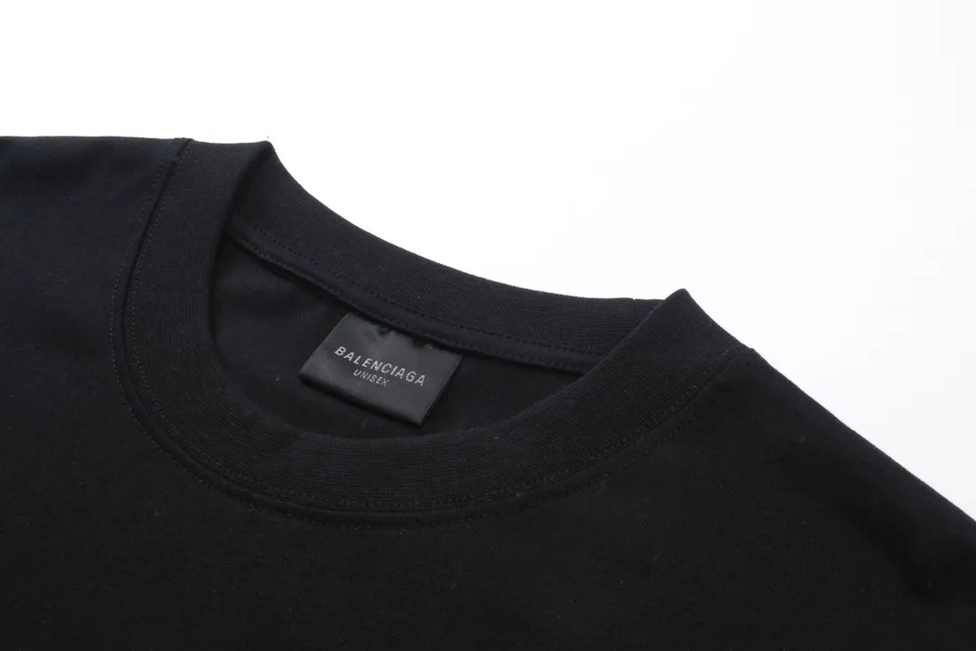 🅿️174 Detailed picture [Top version. Official website quality] BALENCI*GA/Paris. Water bottle letter LOGO short-sleeved T-shirt. The fabric is made of Paris ZP custom-woven and dyed cotton sweatshirt. The weight is 260 grams. The cloth surface is clean. The cloth pattern is clear, soft and comfortable. The threads are dyed with no color difference. The classic pattern printing uses imported machine direct printing. The effect is three-dimensional and restores the brick cabinet. Different market currencies, welcome to compare. The version adopts OS loose shoulder design. Same style for men and women. Code: BL223365 Color: black. White. Size: XS to L